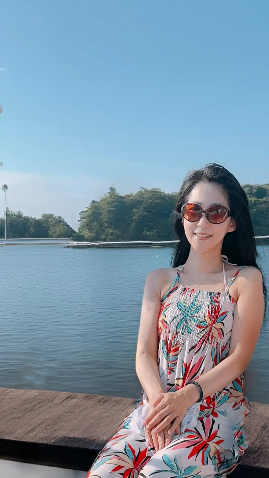 ヨットの上からの三浦半島の海
