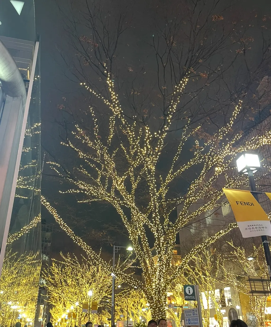 大人ピンクのキラキラジレとホワイトパンツでホリデーシーズンコーデ💗_1_9