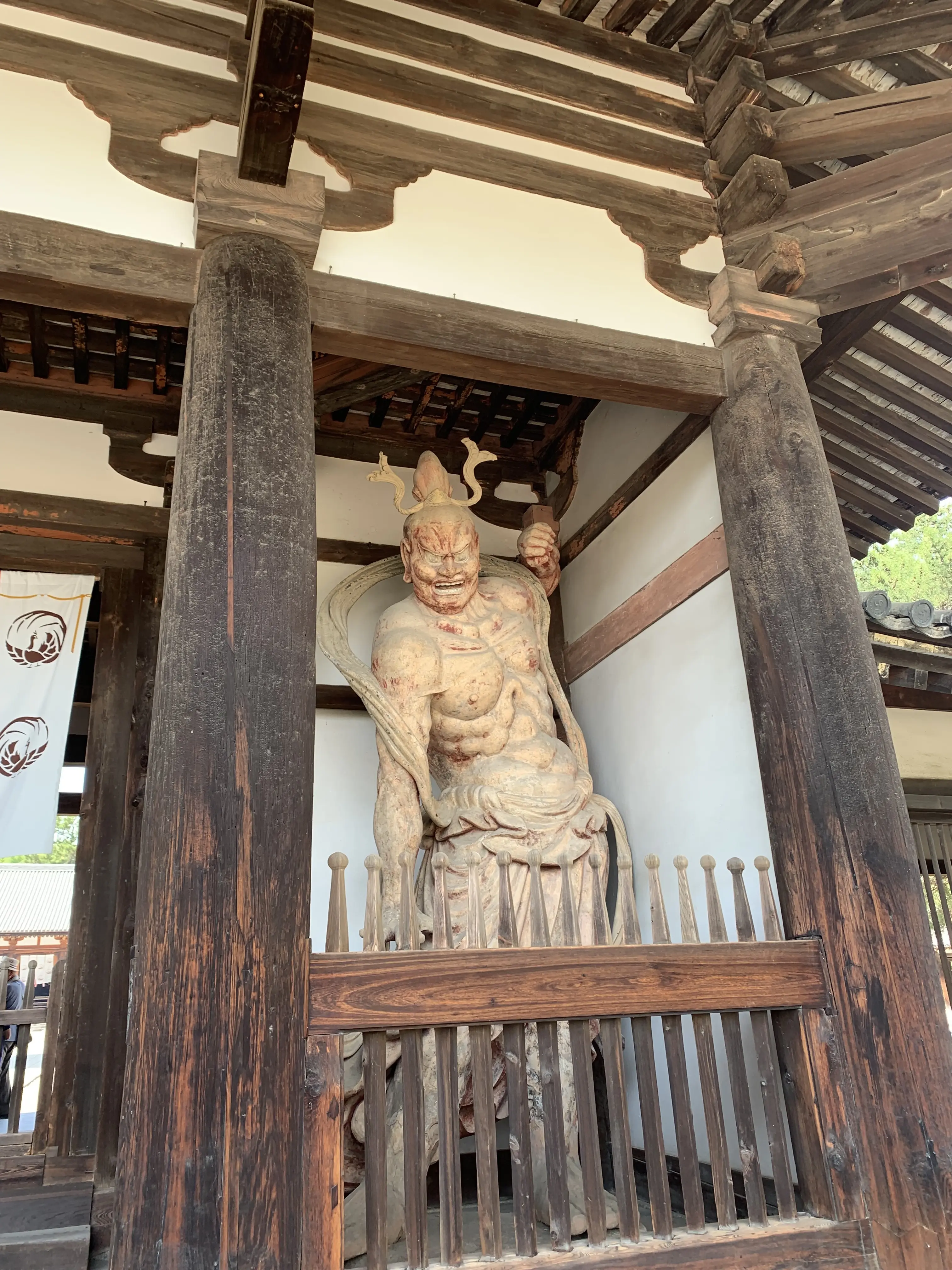 法隆寺　中門にある金剛力士像
右が朱色の阿形像