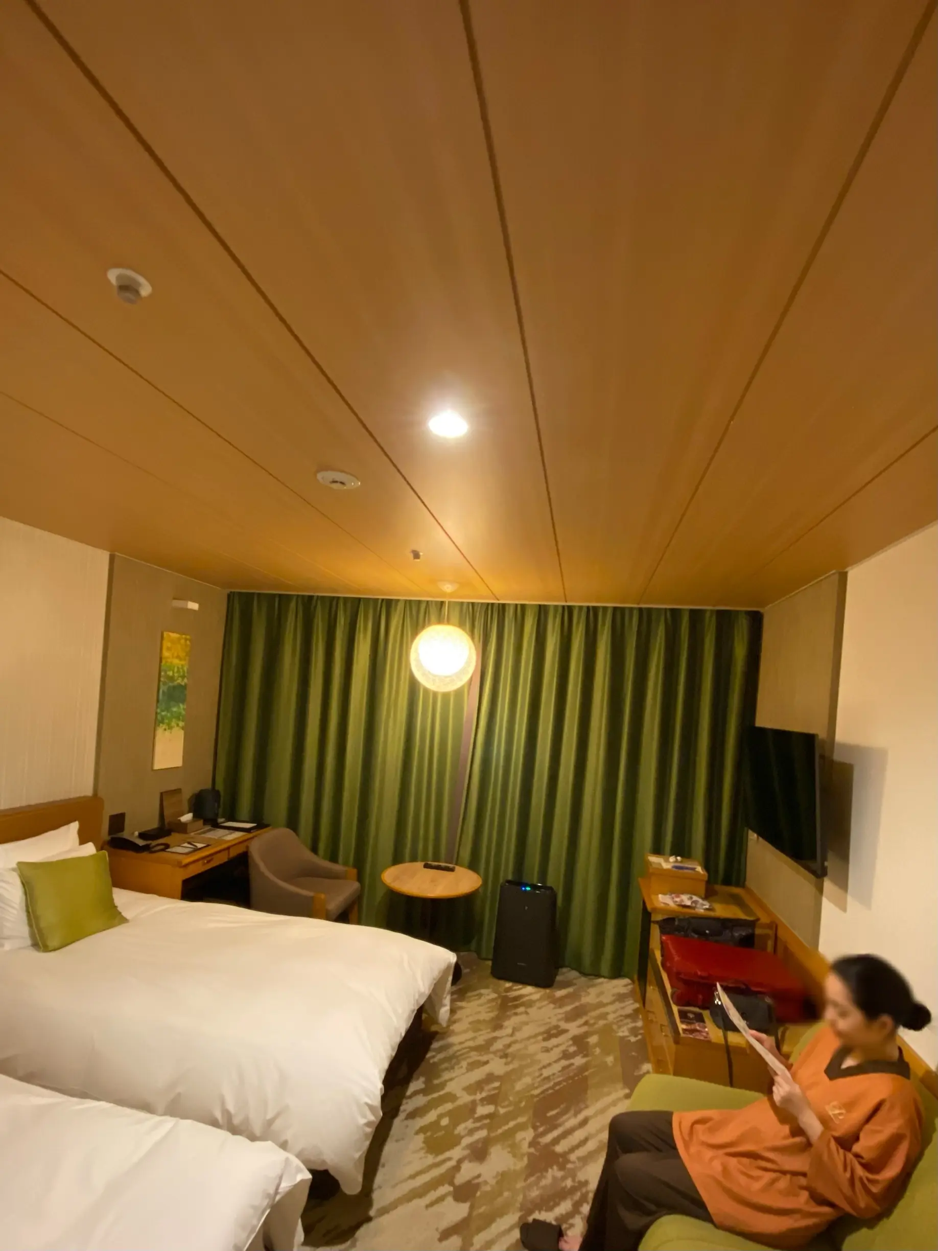 軽井沢プリンスホテルのお部屋(ウエスト棟)。グリーンのカーテンが印象的な落ち着いた空間。ベッドも広々快適。