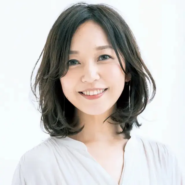 春の軽やかな雰囲気が若々しい40代に似合う「大人のミディアムヘア」18選