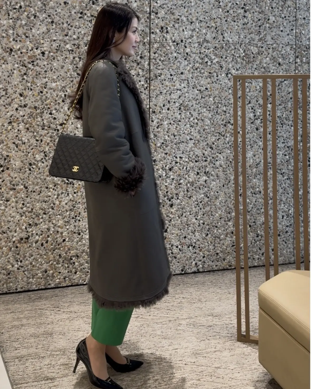 40代【無印良品】頼れる定番「黒ニット」でつくる、銀座カフェにも映える華やかパンツコーデ_1_9