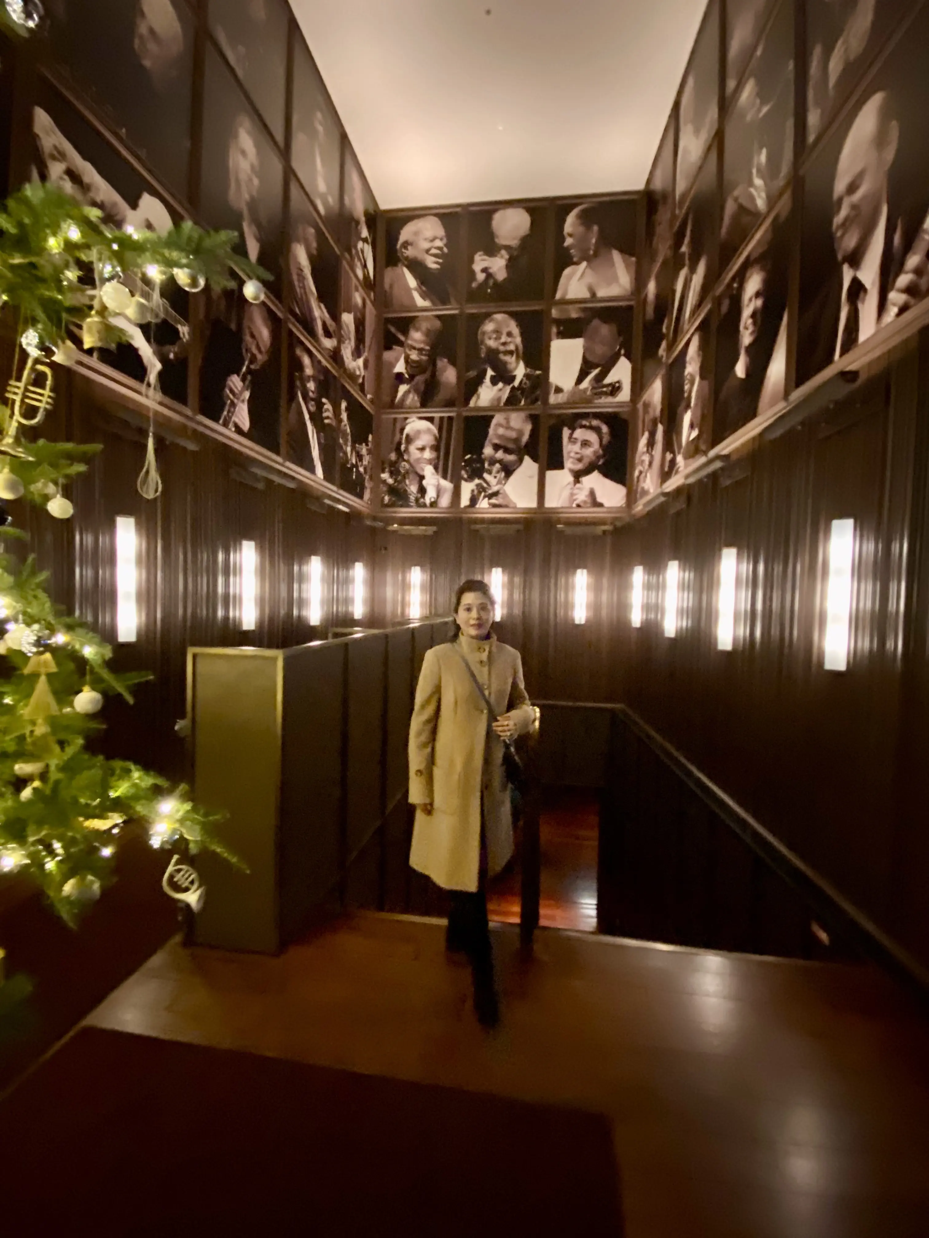 ブルーノート東京 クリスマスツリーとジャズミュージシャンの写真に囲まれたエントランスホール｜記念日デートのフォトスポット