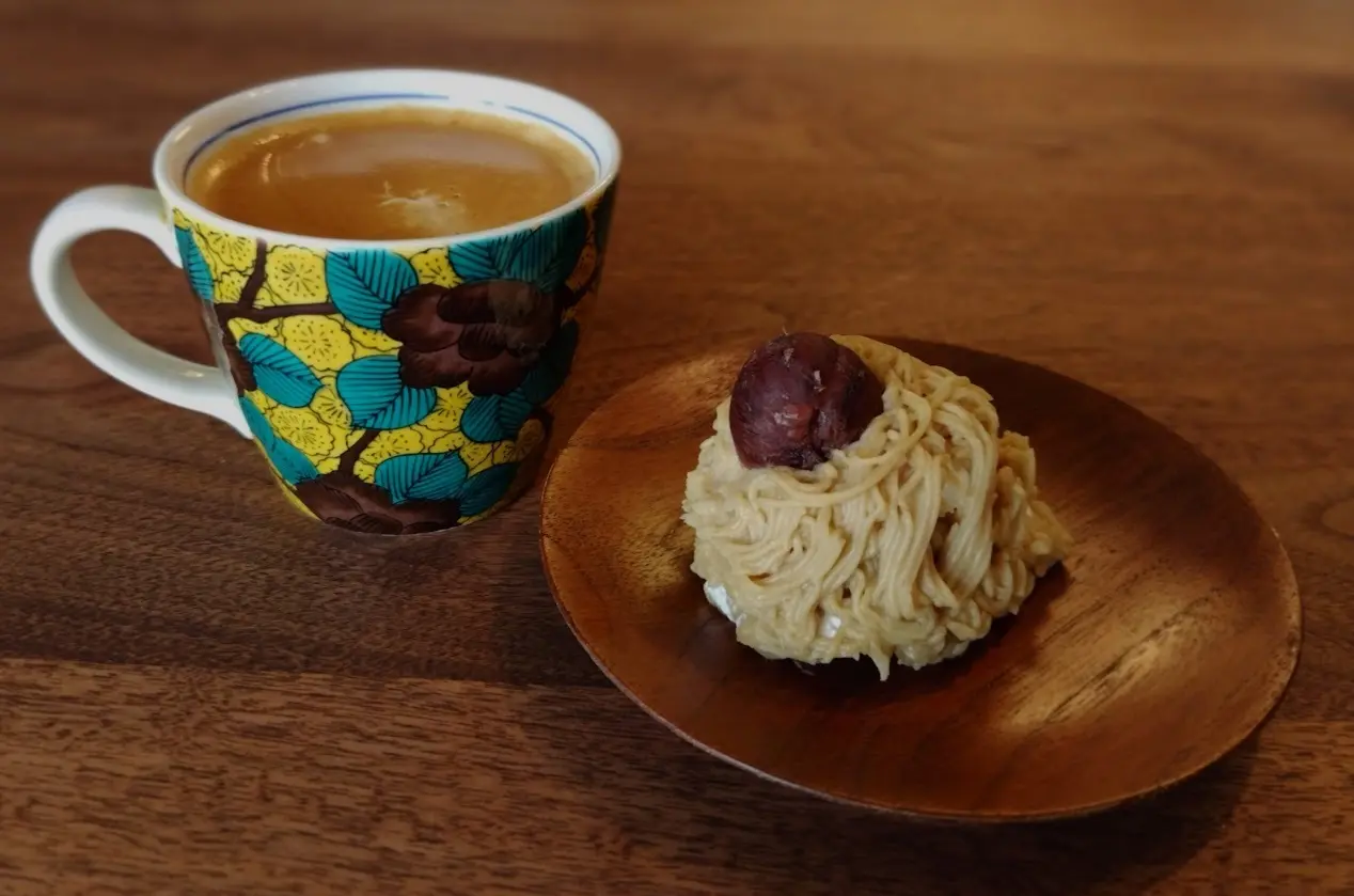 スタバ　手しぼり栗のモンブラン　九谷焼　青手椿