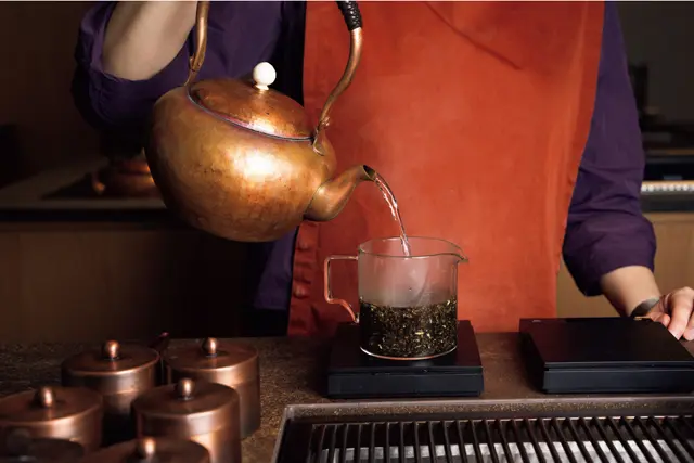 お茶に精通したスタッフが店内のオープン空間でお茶をいれる