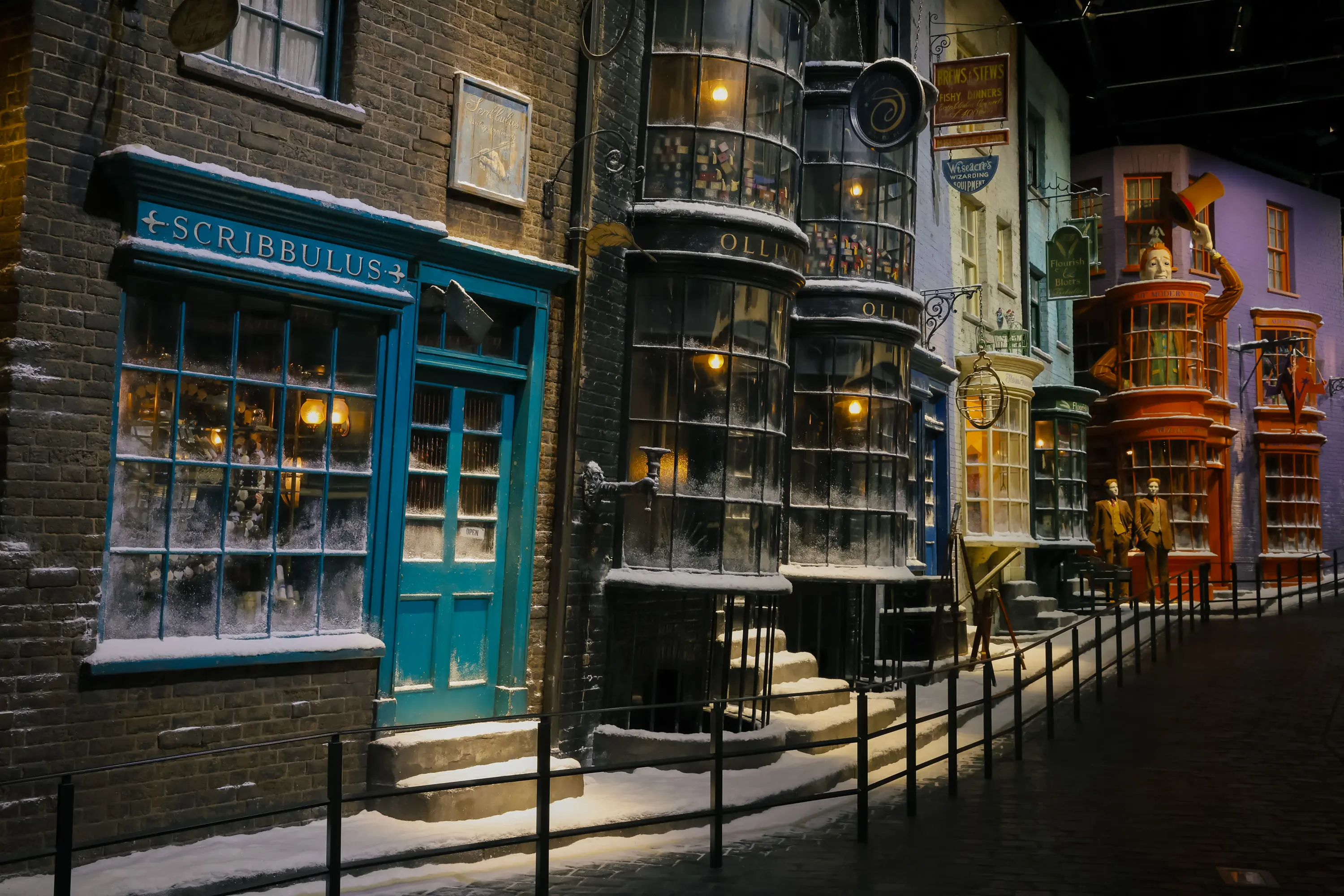 ワーナー ブラザース スタジオツアー東京 - メイキング・オブ・ハリー・ポッター　さらに今回は、「ダイアゴン横丁」が初めて雪化粧に包まれるというサプライズな演出も。ハリーたちの気分になってそぞろ歩けば、“冬の魔法”に彩られた映画の世界に飛び込んだ自分に、感激もひとしお。