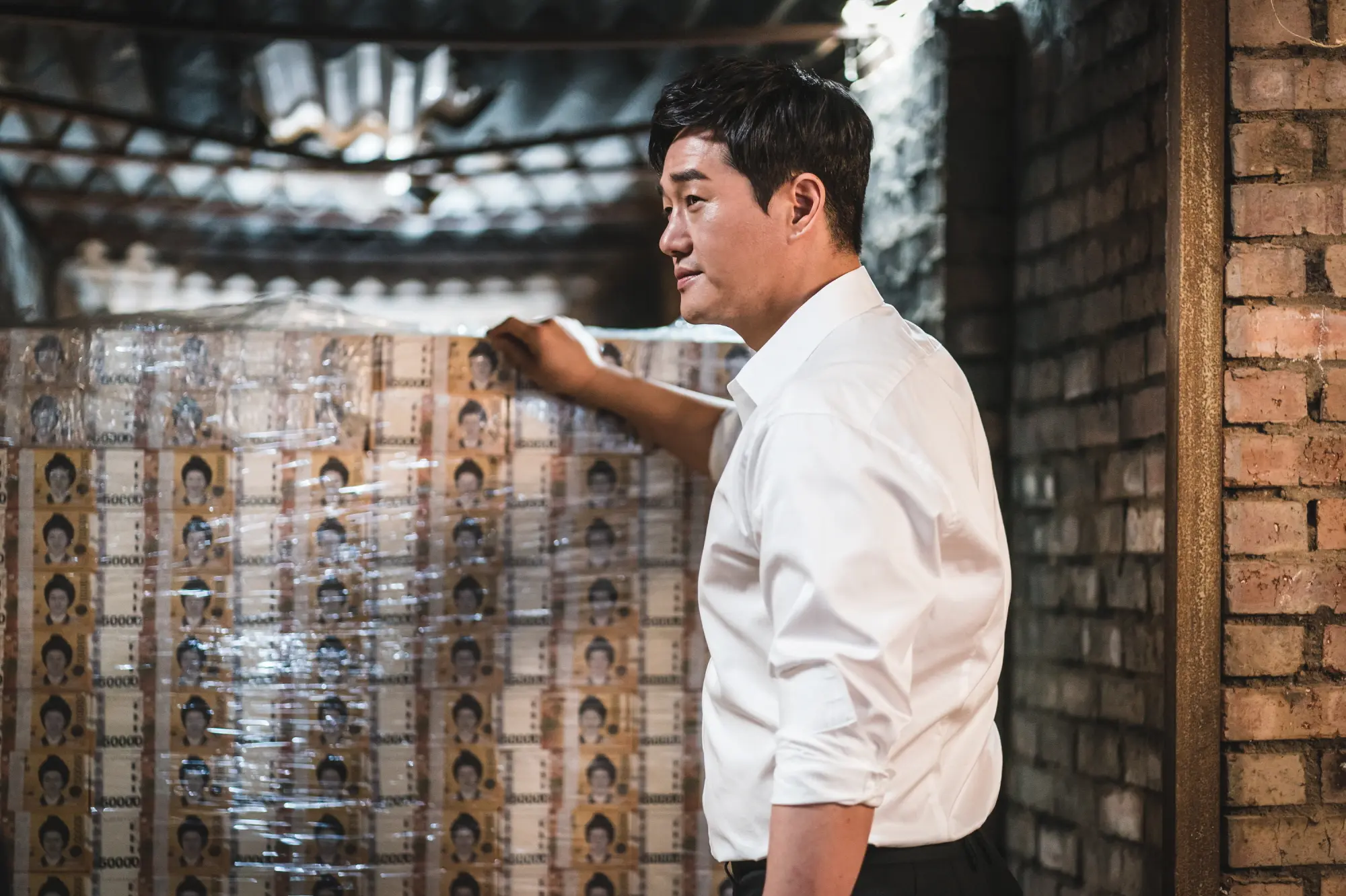 ディズニープラスにて見放題で独占配信中 (c)2025 Tving &amp; Studio Dragon All Rights Reserved　韓国ドラマ　劇中シーン　偽札