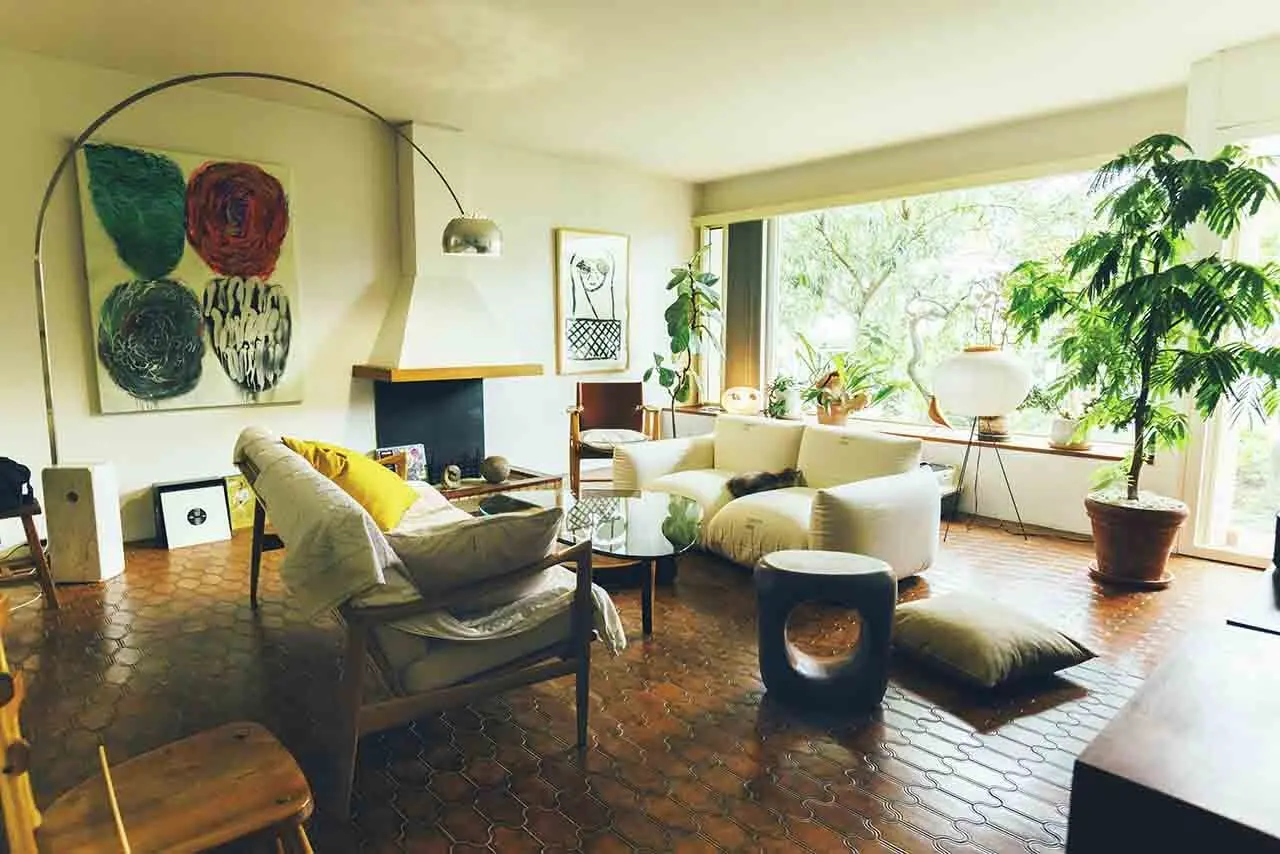 大きな窓に切り取られた庭が、絵画のように美しいリビング。