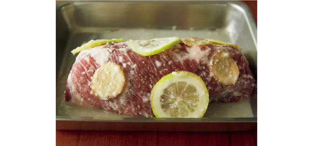 塩麴は豚肉を軟らかくする働きがあり、レモンとしょうがは肉のくさみをとってさわやかに。