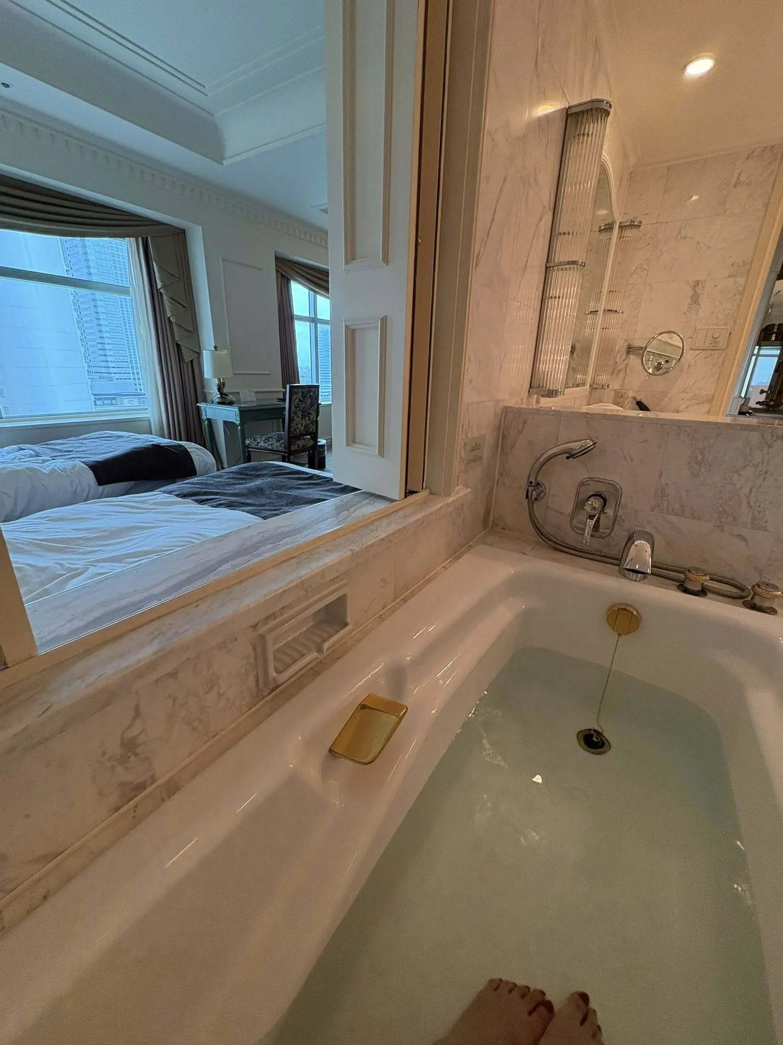 お風呂の窓をあけると部屋越しに景色が楽しめます