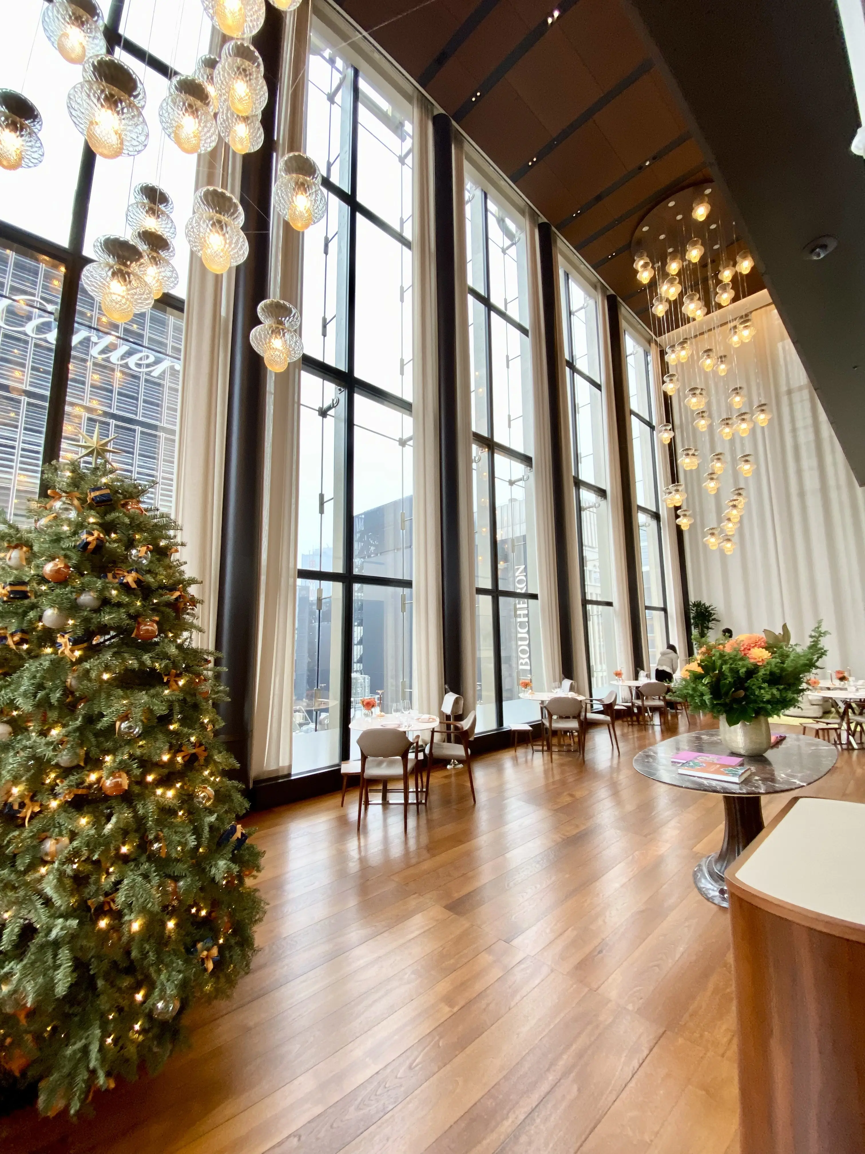 ブルガリ 銀座 バー＆ドルチ 店内空間｜天井高9メートル 吹き抜け ラグジュアリー 銀座 アフタヌーンティー