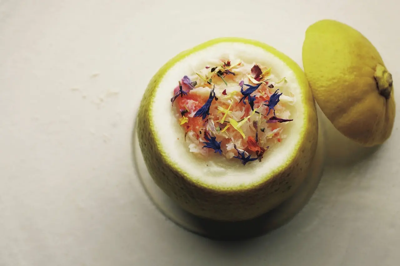 鹿児島産の辺塚だいだいに、兵庫産の香住がに、花びら茸をベシャメルソースであえて詰め、焼き上げたひと皿