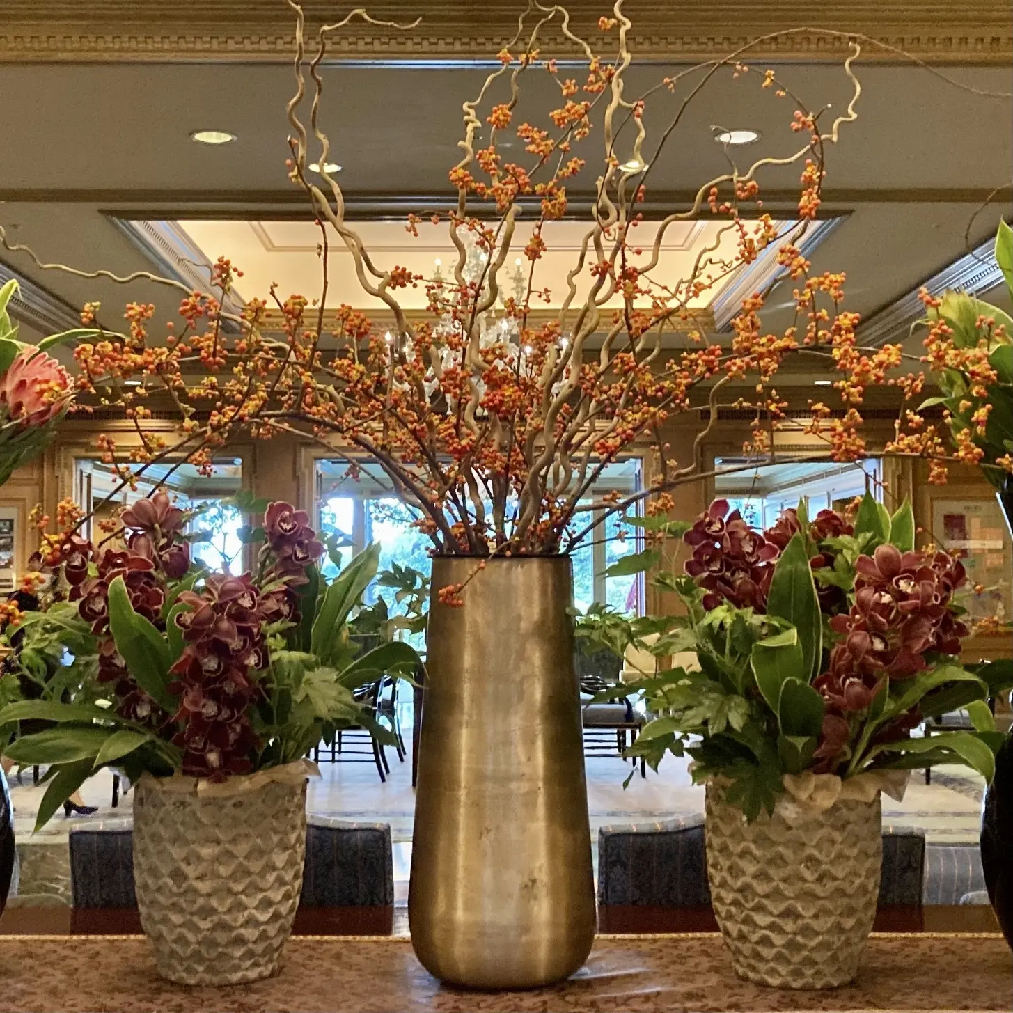 ホテル椿山荘のエントランス　秋の生け花