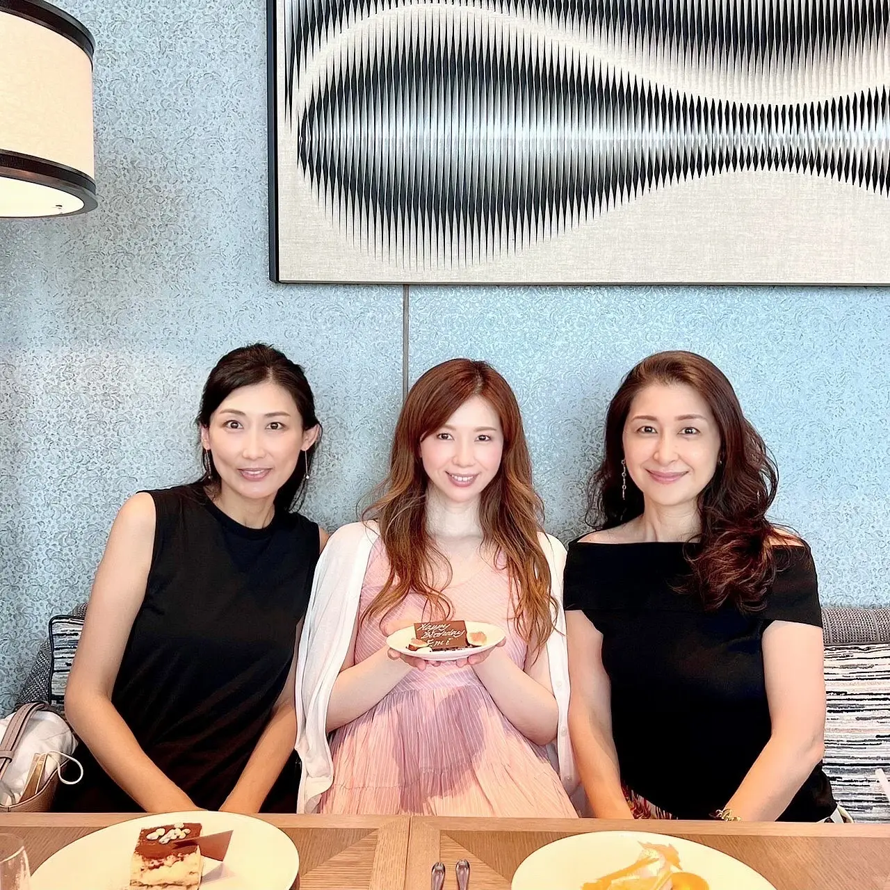 フォーシーズン東京大手町のイタリアンレストラン「PIGNETO（ピニェート）」　友達と3人での記念写真