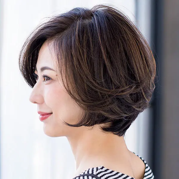 小顔見えするひし形ショートヘアの横から見たスタイル