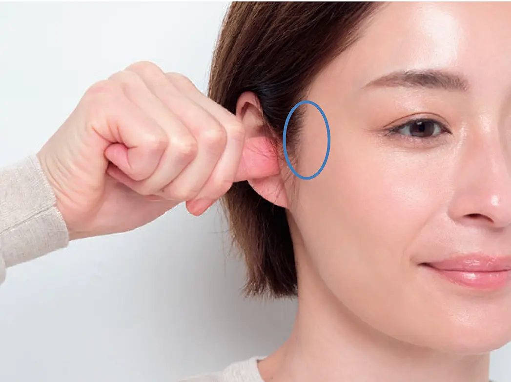 エイジングデザイナー 村木宏衣さん 四方八方耳ほぐし　ストレッチ　STEP2