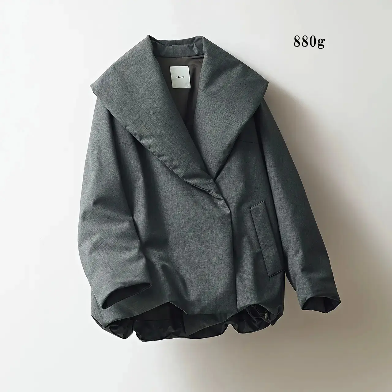 服装を選ばない！50代が毎日着たくなる、軽やかで上品な「ダウンコート」