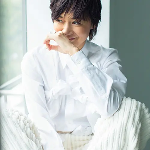 清潔感漂うコットンの「白シャツ」で大人可愛いリボンを楽しむ！【富岡