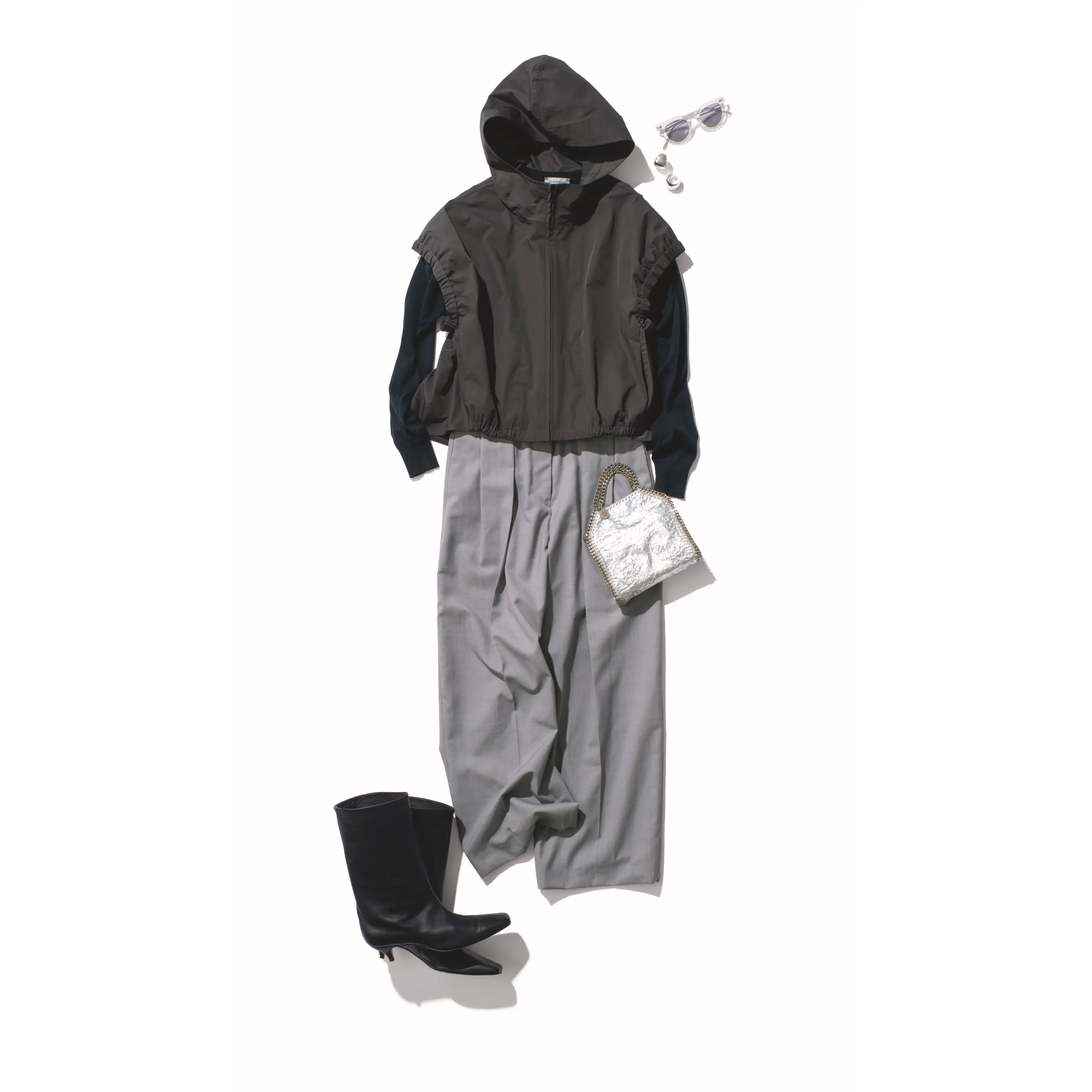 グレーフードつきジレに黒カットソー、ライトグレーパンツを合わせたコーディネート　