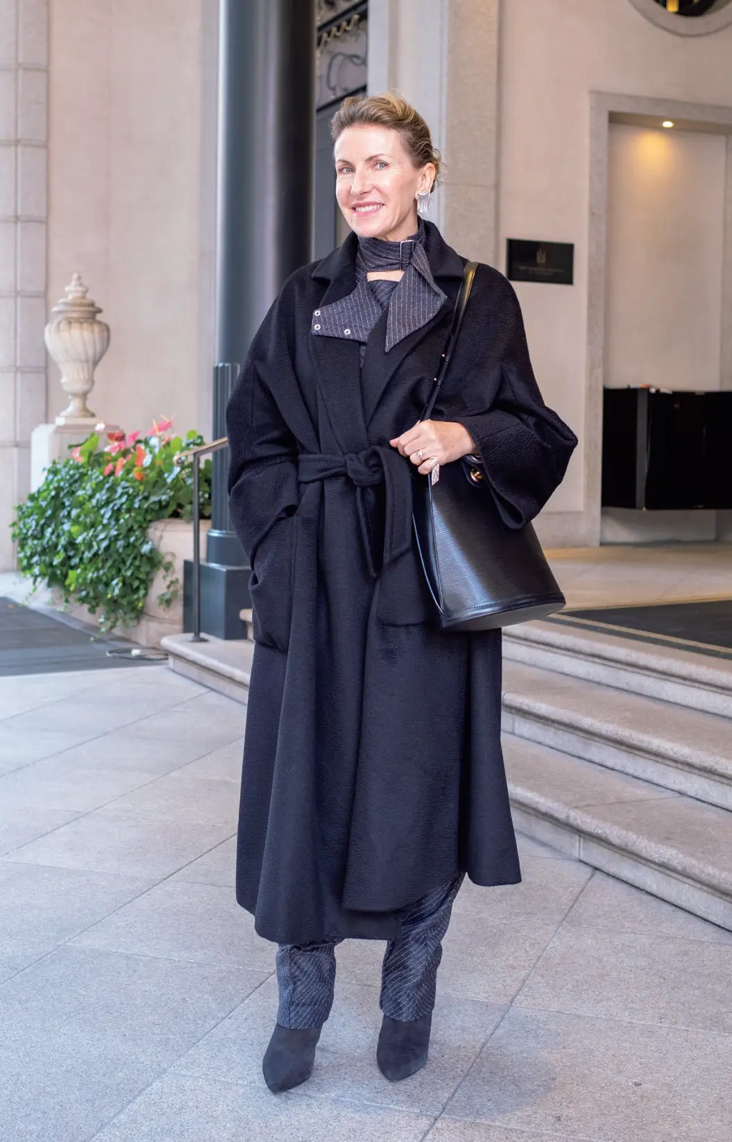 ミラノのジュエリーデザイナー・キアラのON＆OFFコーデ【おしゃれマダム深掘りSNAP】　全身コーデ