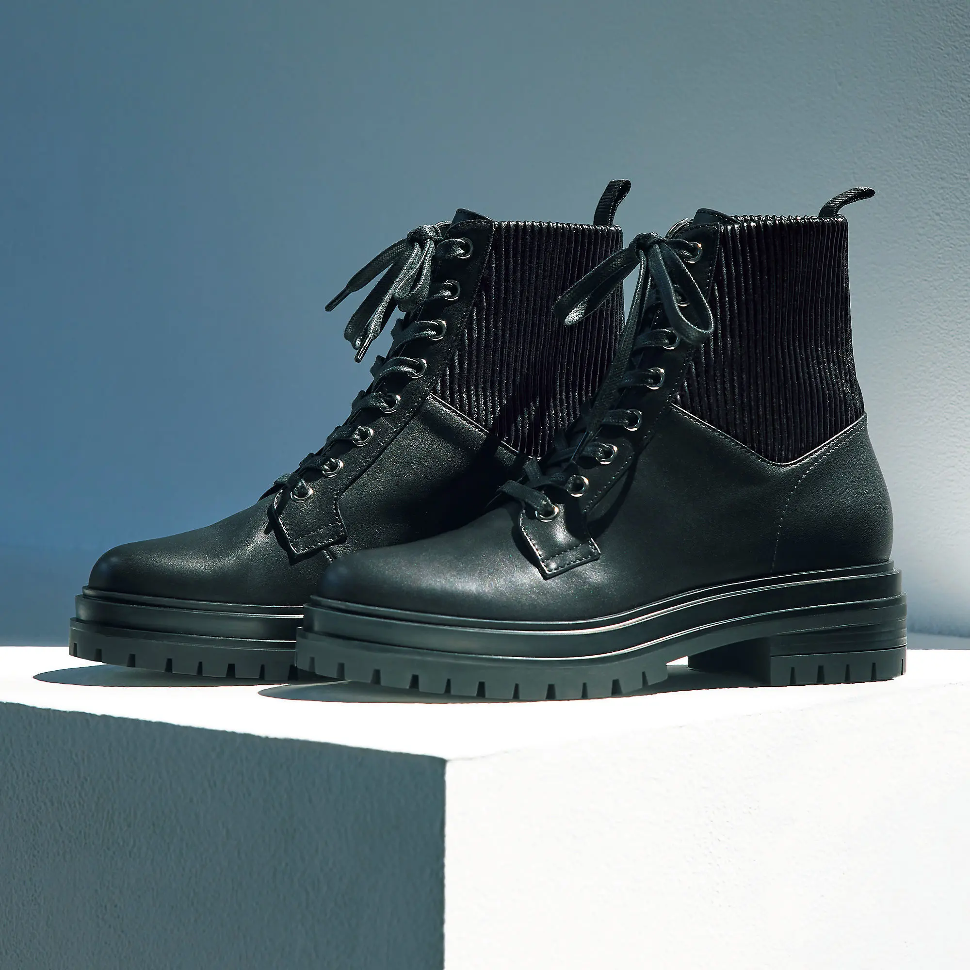 秋冬のおしゃれに欠かせない「50代の黒ブーツ」【ファッション人気