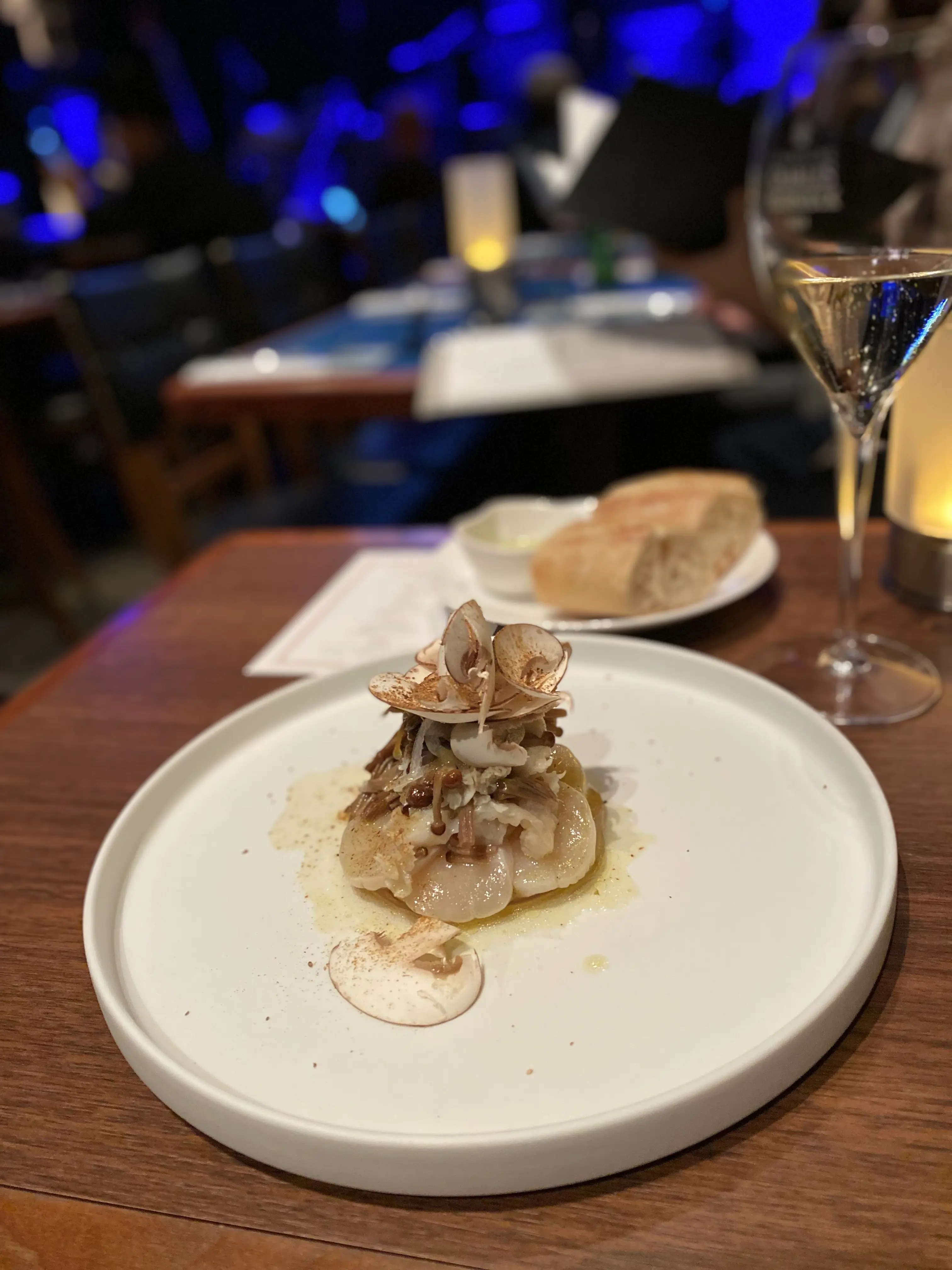 ブルーノート東京 記念日ディナー 前菜｜ホタテのライムマリネ＆きのこジュレの爽やかな一皿