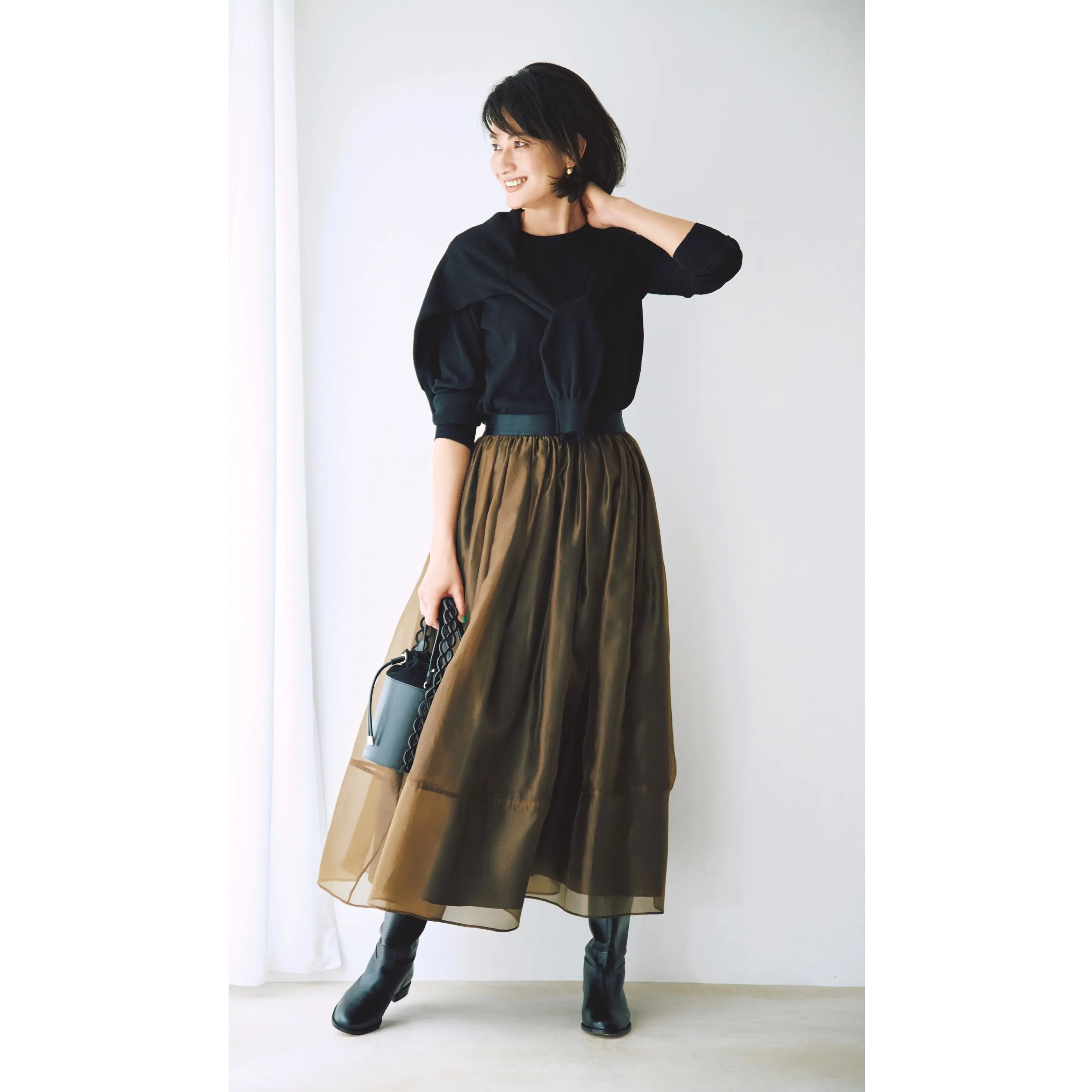 黒ツインニットにブラウンオーガンジースカートを合わせたコーディネート　モデル・渡辺佳子