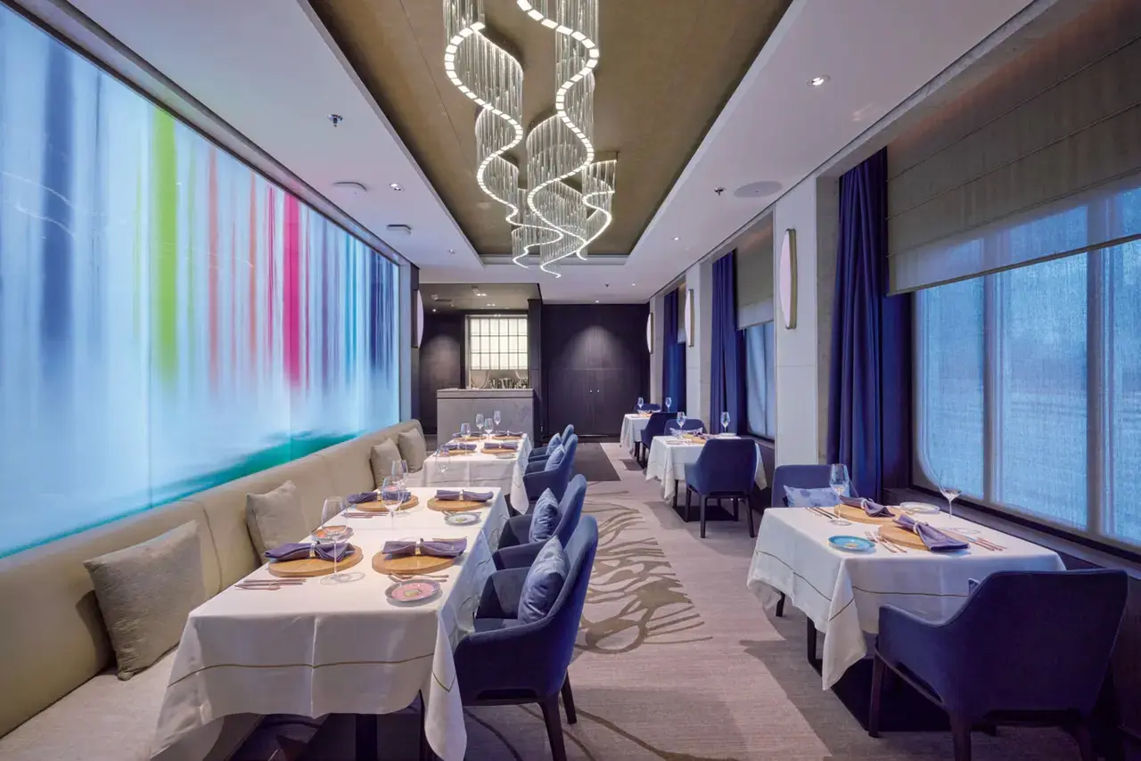 千住博氏の作品を印象的に配した、イタリア料理レストラン「アルマーレ」。