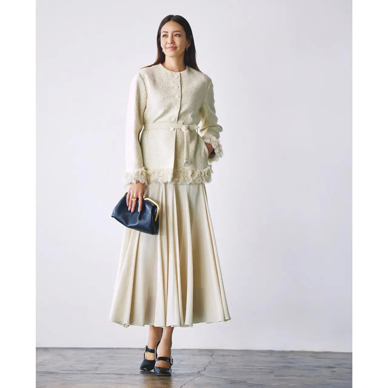 アイボリーのワントーンでまとめたツイードジャケットとスカートで優美なオーラをまとって。気温17℃