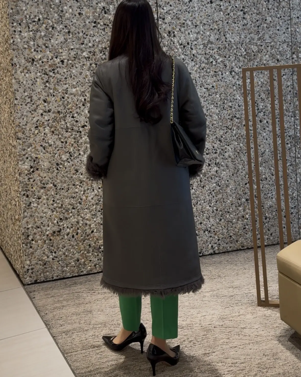 40代【無印良品】頼れる定番「黒ニット」でつくる、銀座カフェにも映える華やかパンツコーデ_1_10