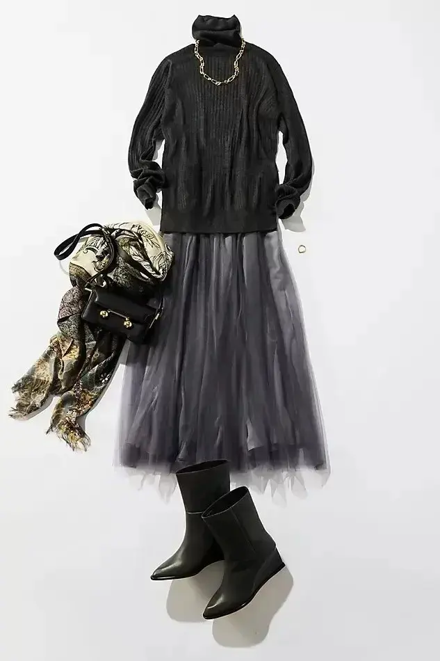 上品にあか抜ける「50代の黒タートル」冬の洗練スタイル8選