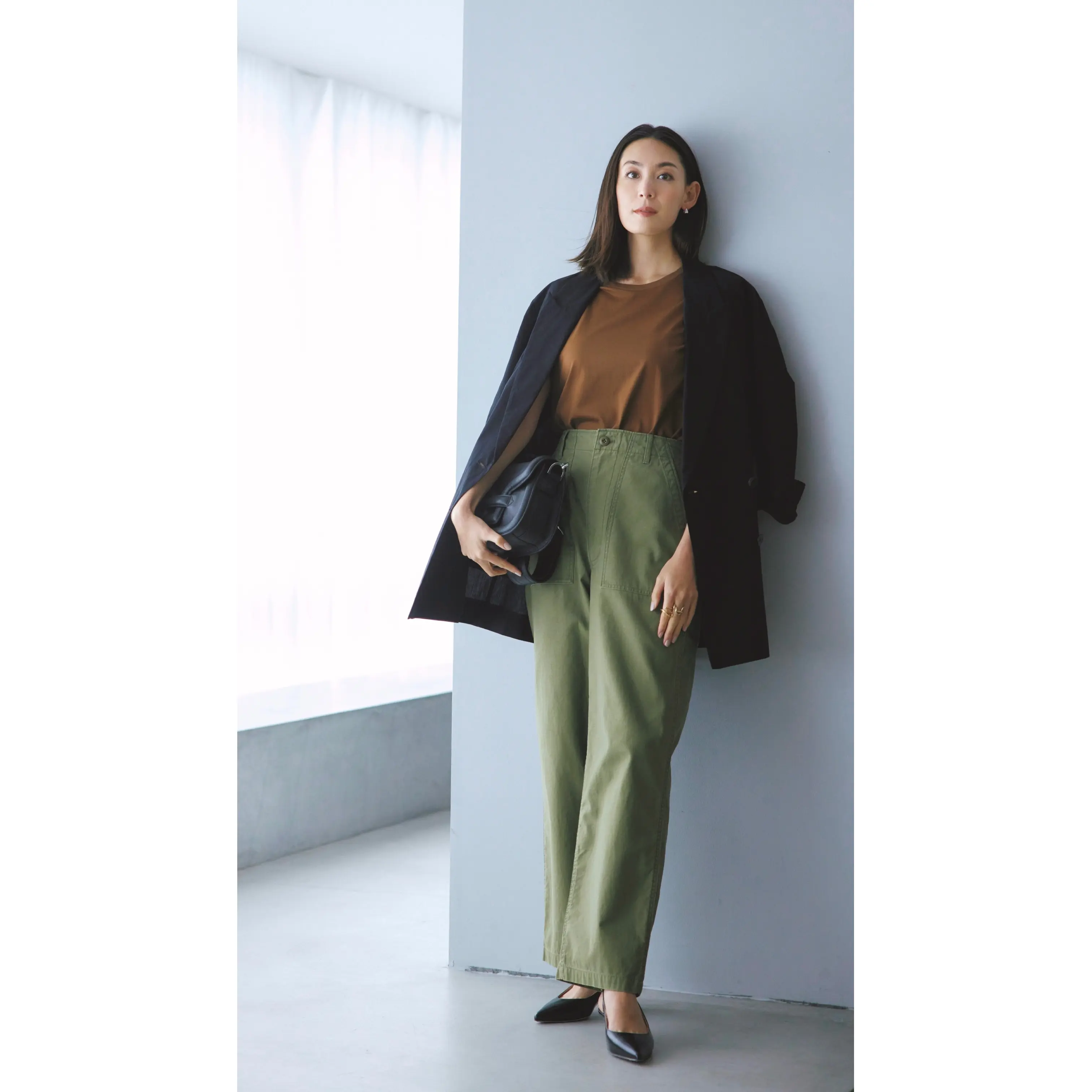 黒ノーカラージャケットにブラウンカットソーとカーキパンツを合わせたコーディネート モデル・LIZA