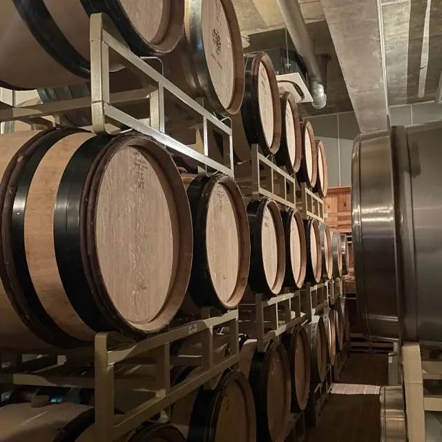 富山県のワイナリー「セイズファーム」の醸造所の内部