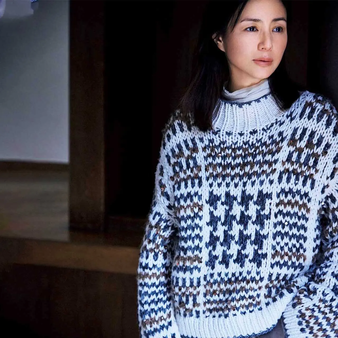 カジュアルコーデを格上げしてくれる「アーガイル柄の手編みニット