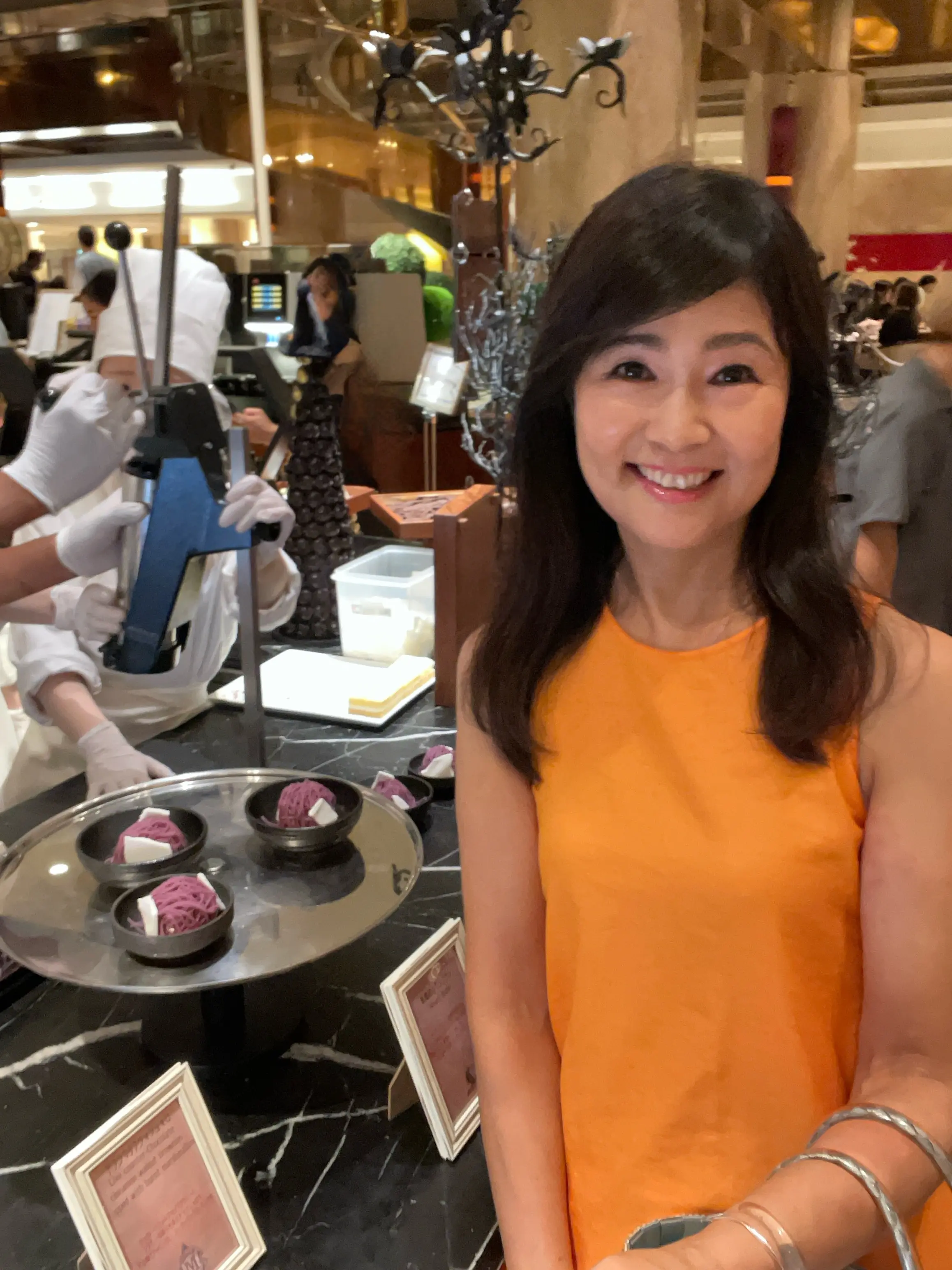 魔女と魔法使いの学校、ヒルトン、Hilton、ヒルトン東京、Hilton Tokyo、Hilton TOKYO、マーブルラウンジ、ヒルトン東京マーブルラウンジ、Marble Lounge、期間限定、秋のスイーツビュッフェ、スイーツ、ビュッフェ、スイーツビュッフェ、ケーキ、デザート、オレンジ、ワンピース、ノースリーブ、ノースリーブワンピース、Aラインワンピース、シンプルワンピース、ロングヘア、ダイヤ、ジュエリー、ペンダント、一粒ダイヤ、羽、羽バッグ、カゴバッグ、バッグ、ビジューバッグ、グレー、グレーバッグ、パンプキン色、ハロウィン、ハロウィン風、ハロウィン風ワンピース、ハロウィン、ハロウィンイメージ、ハロウィンカラー、ハロウィンオレンジ、生搾りモンブラン、紫芋、紫芋モンブラン、生搾り紫芋モンブラン