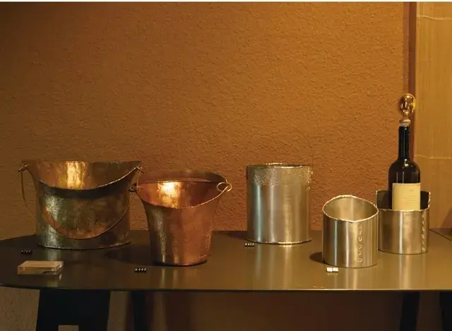 海外でも評価が高い金工作家、ユン・ヨートン氏の作品。アルミ製W220,000〜、銅製W440,000〜、銀箔W770,000〜