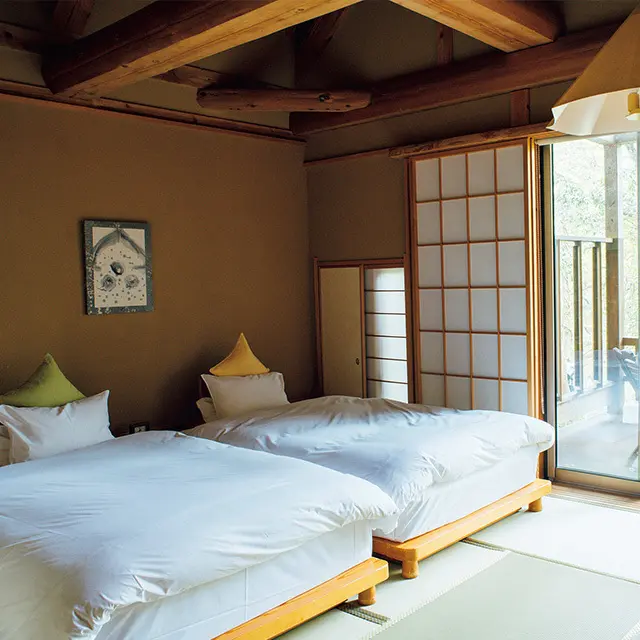 ベッドスペースは畳敷きの客室が多く快適