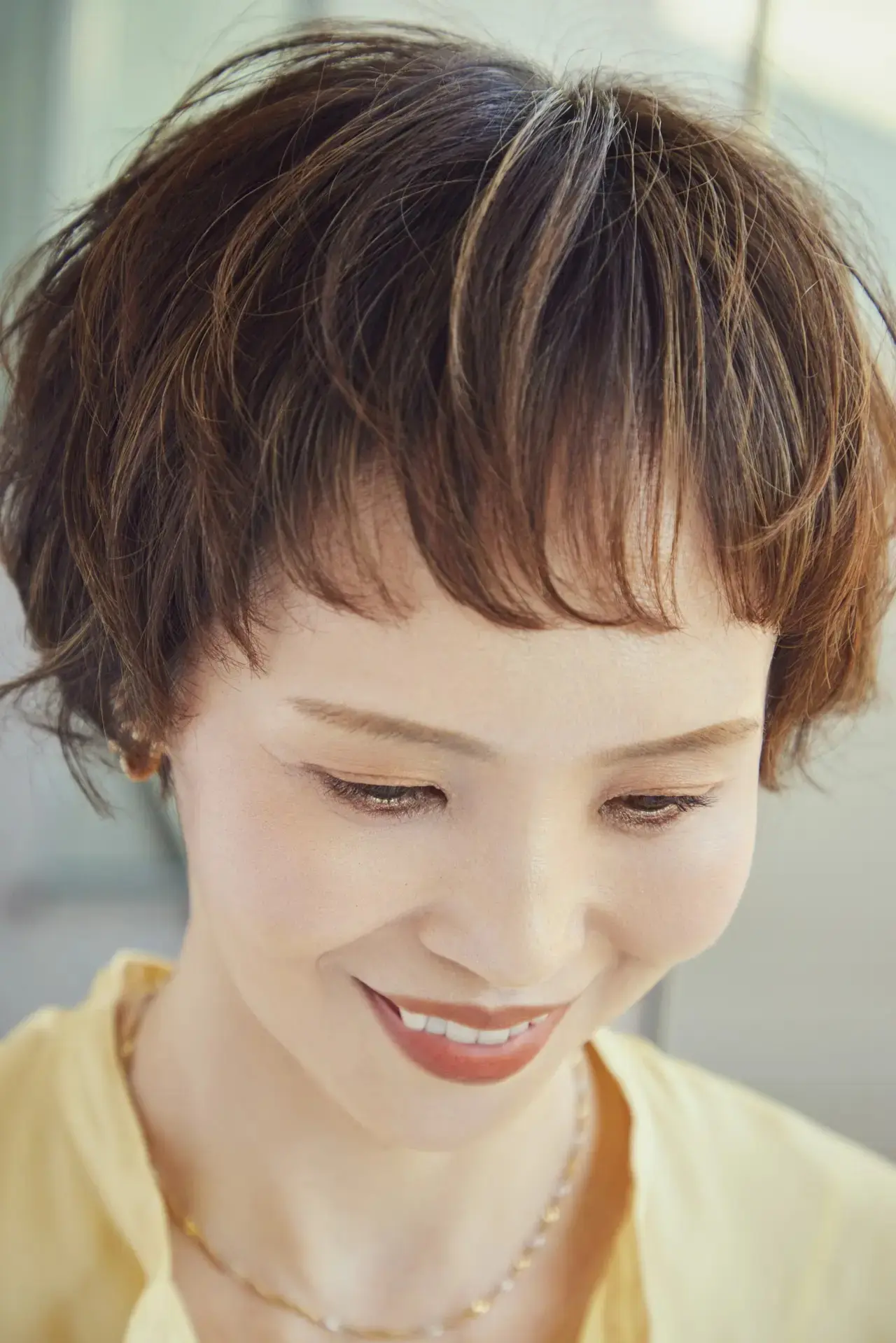 白髪ぼかしにも効果あり!ハイライトカラーで動きのあるマッシュショートに【50代髪型・ヘアスタイル】