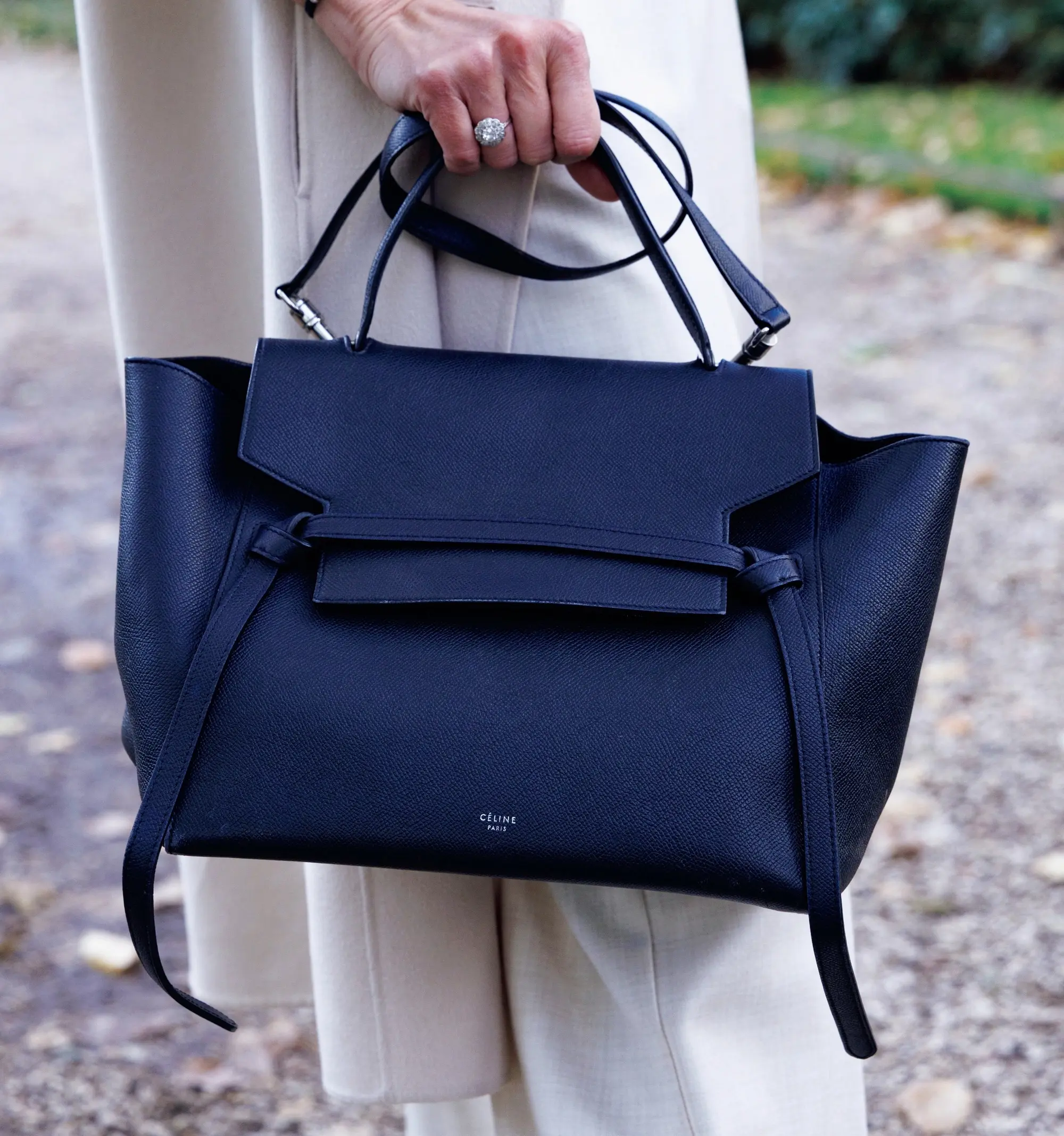 マリー 実業家、「L’ARRANGEUSE」主宰　パリのおしゃれマダム深掘りSNAP　仕事の日のバッグ　セリーヌ