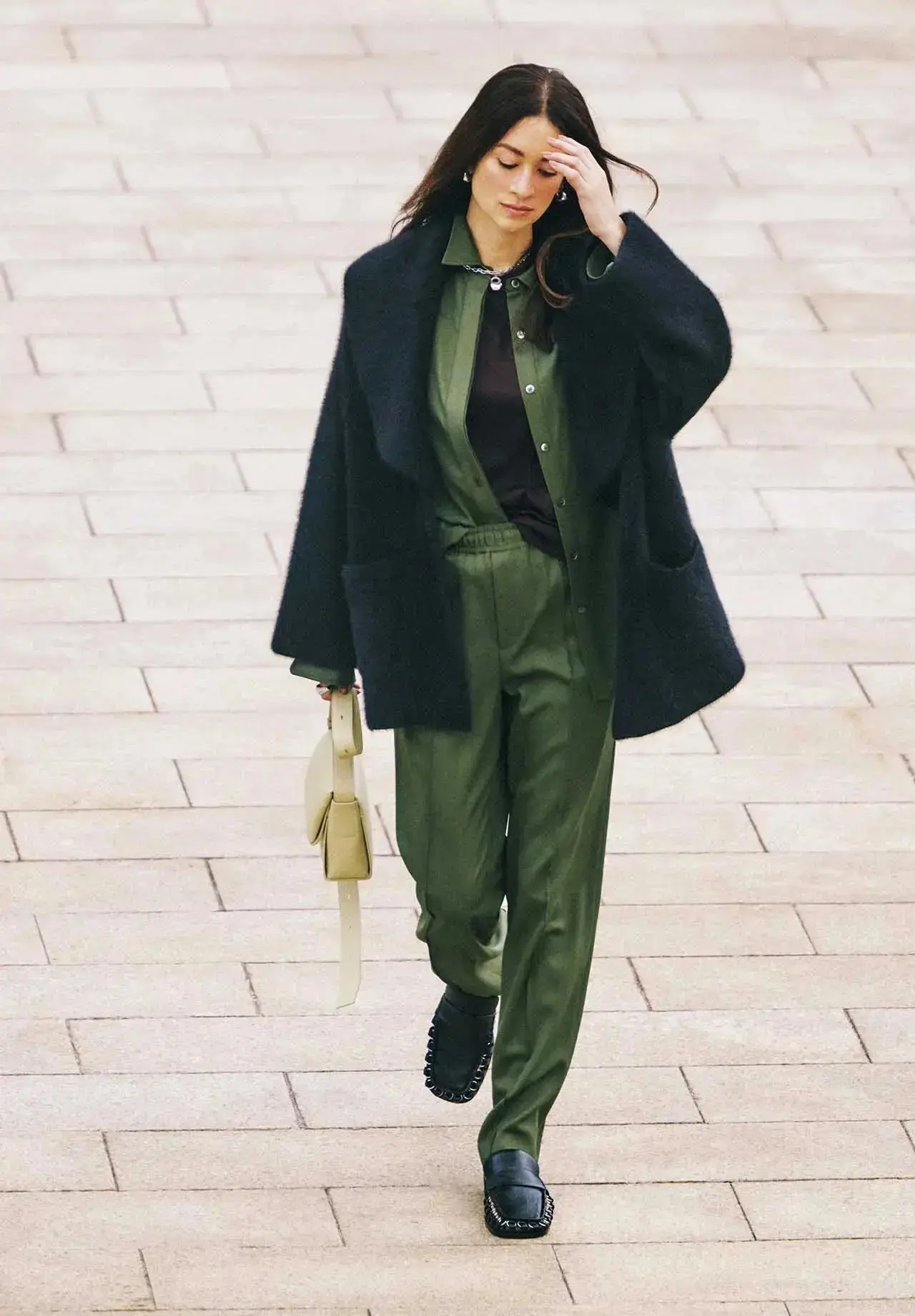 秋から冬へ、ブルゾンやコートで季節をつなぐ「50代のアウター」スタイル13選