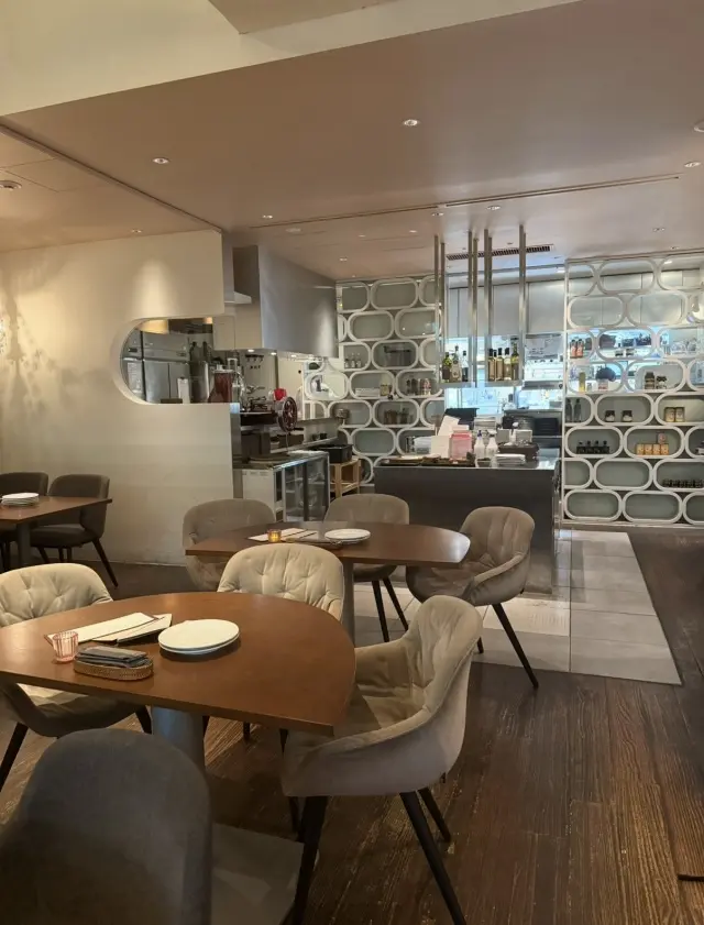 秋寒は無印良品の赤のトップスで温もりをチャージして、夜の丸の内へ_1_8