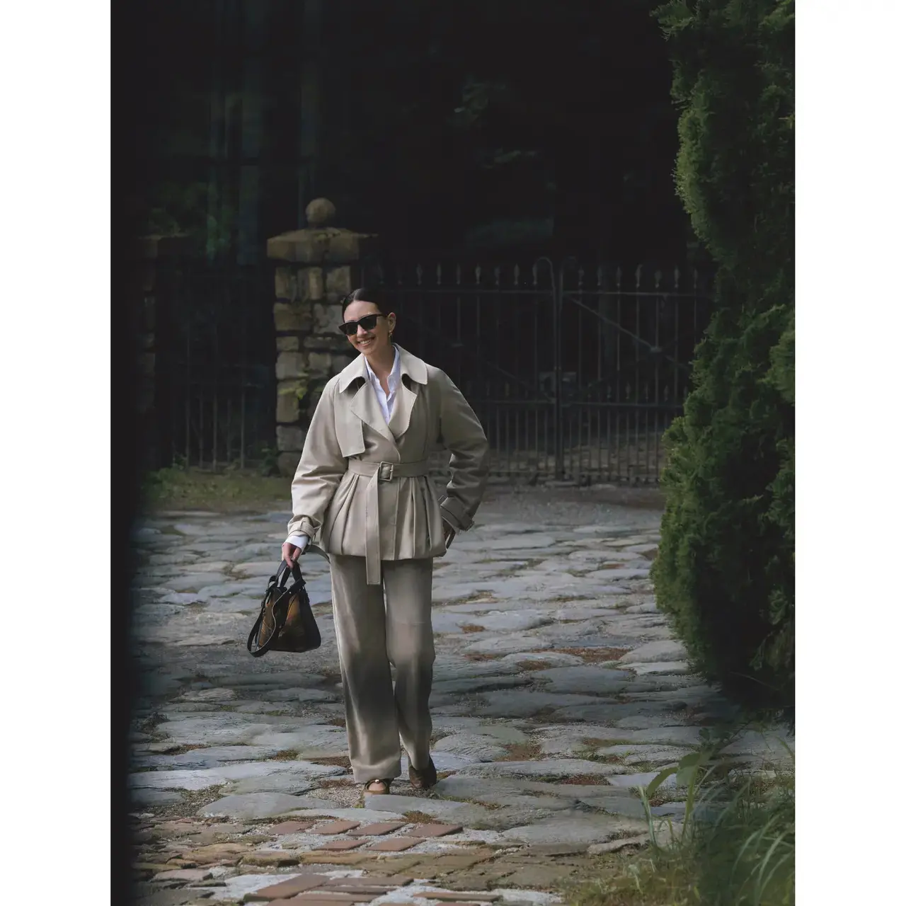 ベージュ×白のまろやか配色は、モダンなシルエットのジャケットでキレ味よく。気温15℃