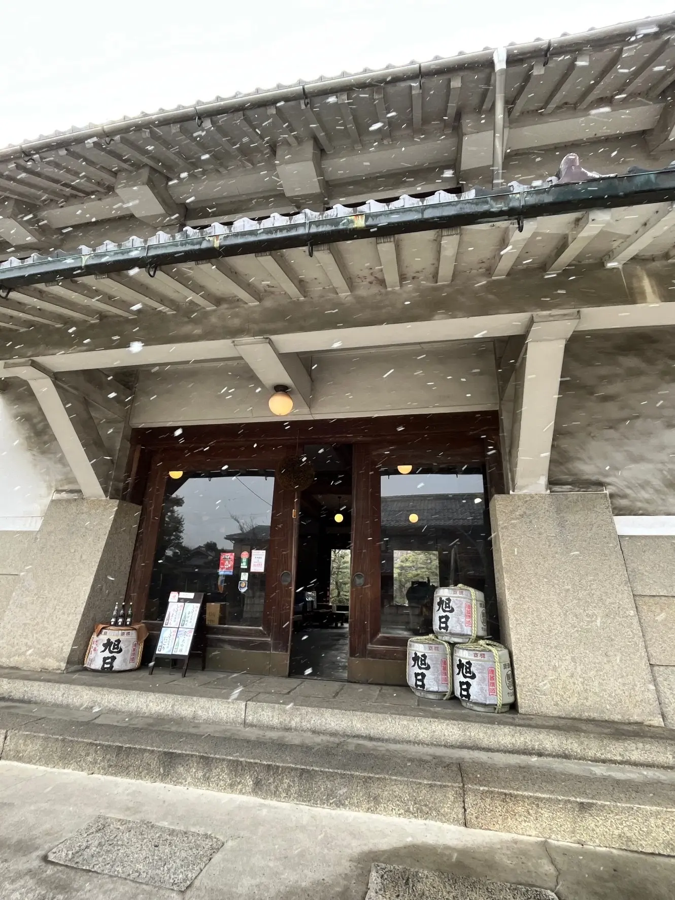 酒蔵見学が終わるころ、雪が降ってきました！３月の雪、素敵です。