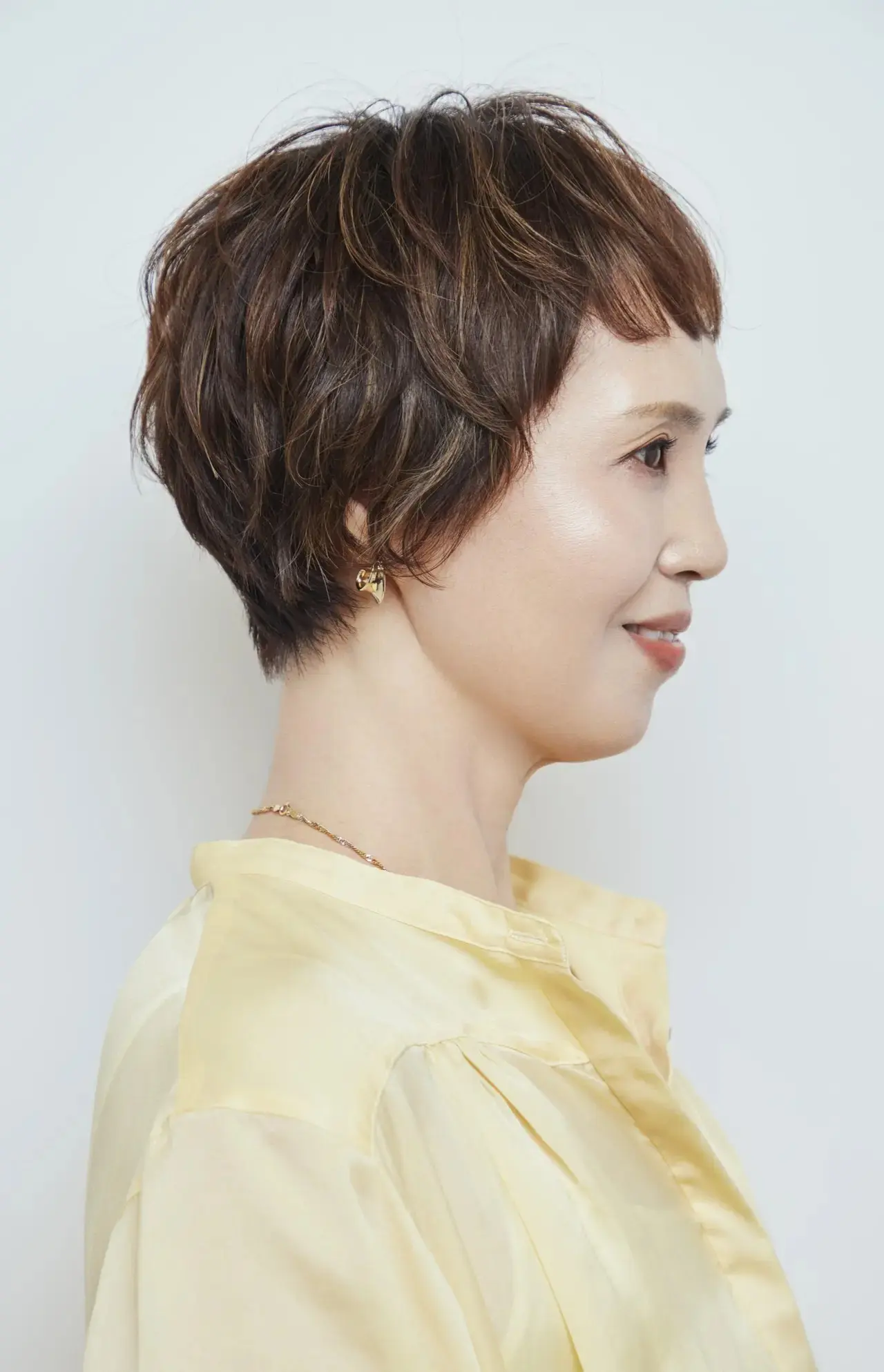 白髪ぼかしにも効果あり!ハイライトカラーで動きのあるマッシュショートに【50代髪型・ヘアスタイル】