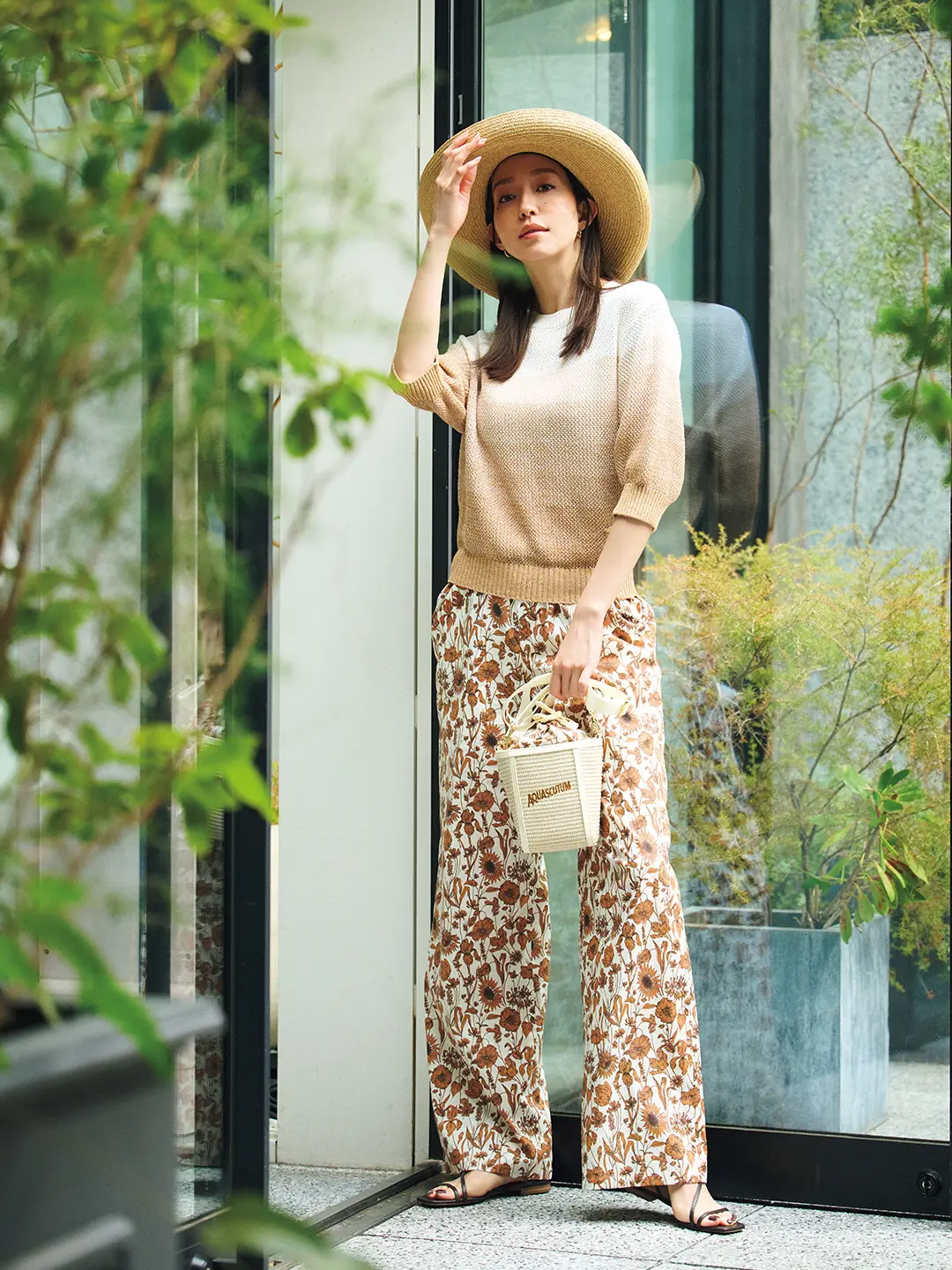 休日をスタイリッシュに盛り上げるボタニカルプリントのパンツ