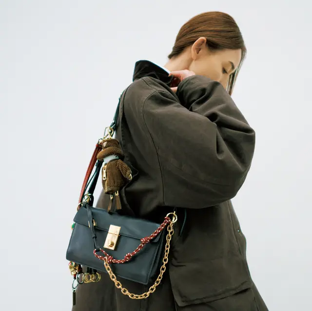 50代が持つべき新作バッグ】プラダのショルダーバッグでトレンドの