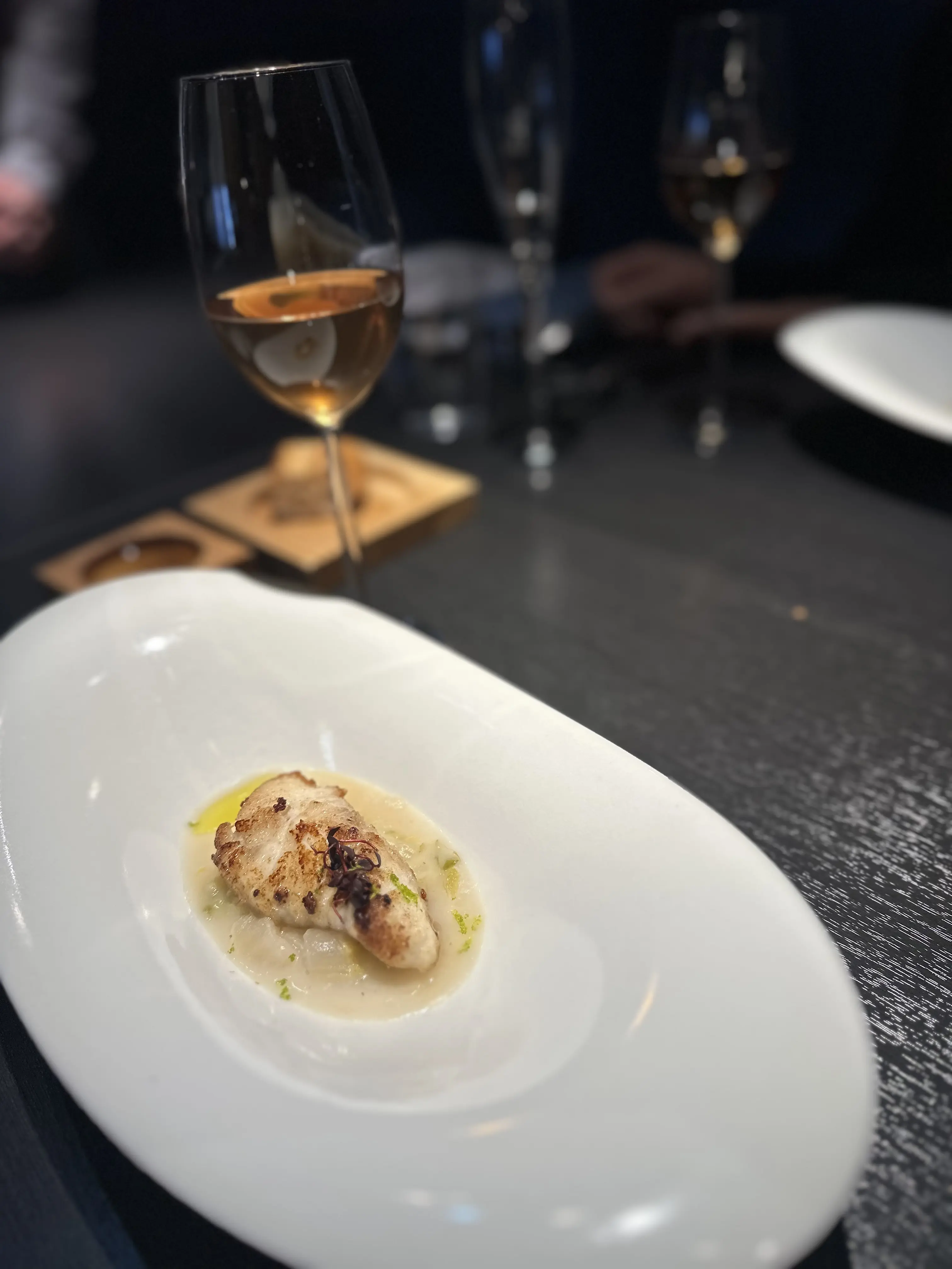 ネイビーに赤。大人は“差し色”で新年を制す_1_5-2