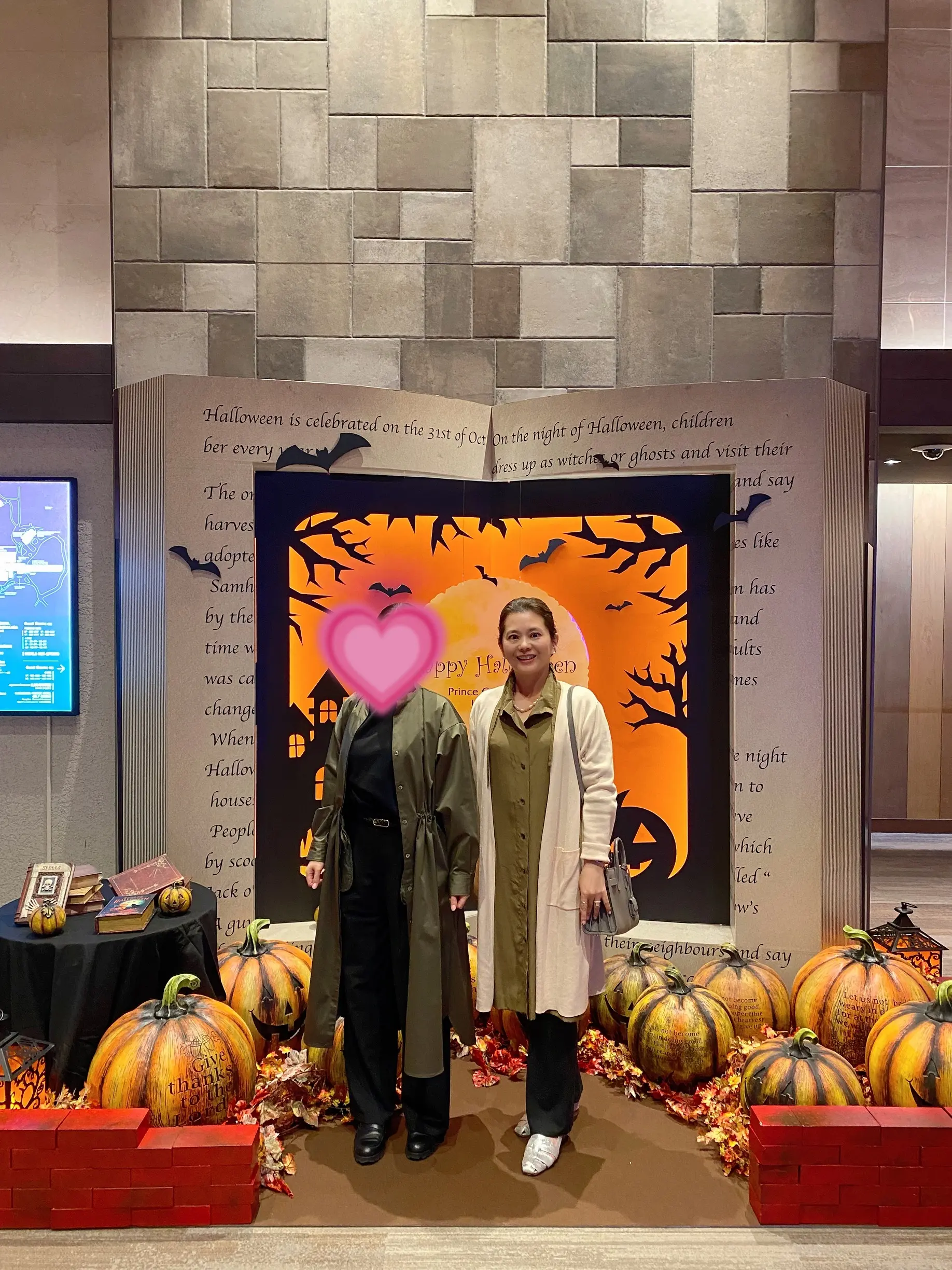 軽井沢プリンスホテルのハロウィン装飾前で記念撮影。秋らしい演出が楽しいロビー。