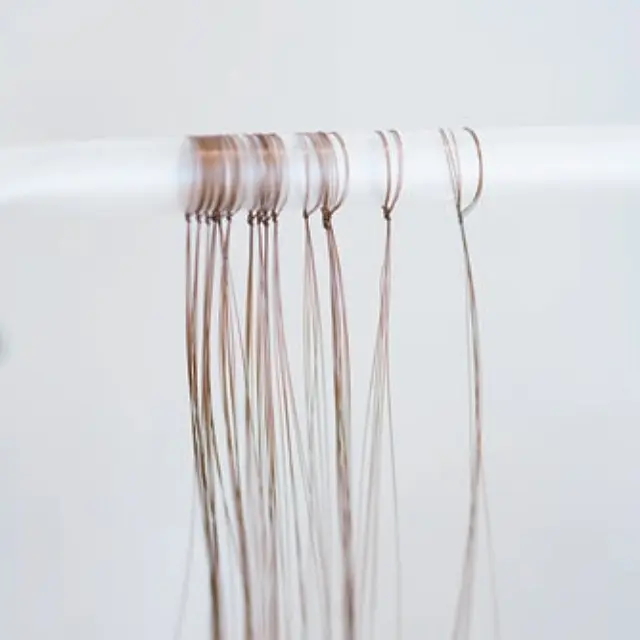 ヘアサロンでできる髪の分け目対策　自然なボリュームアップがかなう大人のエクステAFLOAT RUVUAの『ヘアループ』＿手順01 