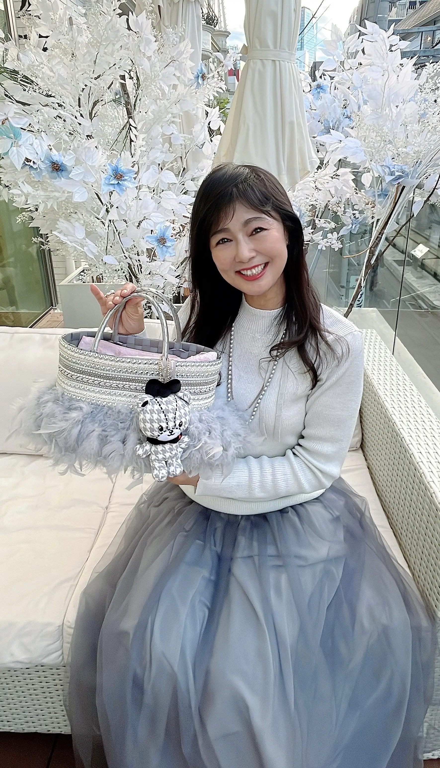 haute couture cafe、haute couture cafe表参道、表参道カフェ、オートクチュールカフェ、オートクチュールカフェ表参道、表参道グルメ、表参道アフタヌーンティー、期間限定、期間限定アフタヌーンティー、ジュレ、スイーツ、可愛いスイーツ、雪の結晶、冬スイーツ、クリスマスアフタヌーンティー、シルバーコーデ、ワントーンコーデ、ランチコーデ、冬コーデ、冬服コーデ、スカート、ロングスカート、スカートコーデ、ロングスカートコーデ、チュールレーススカート、チュールレースロングスカート、ニット、シルバーニット、ラメニット、シルバーラメニット、シルバーラメ、パールネックレス、シルバーパールネックレス、ローヒール、ローパンプス、ロングヘア、巻き髪、毛先ワンカール、ソファ席、ソファ、籐ソファ、ソファー席、ソファー、ホワイトソファー、白いソファー、テラス席、かごバッグ、シルバーバッグ、バッグ、羽つきバッグ、羽バッグ、エクラプレミアム、Fuang Fa、ファングファ、Stueio 27 collection、スタジオ27コレクション、オンワード、ONWARD、ICB、iCB、SKY SCRAPER、スカイスクラッパー、